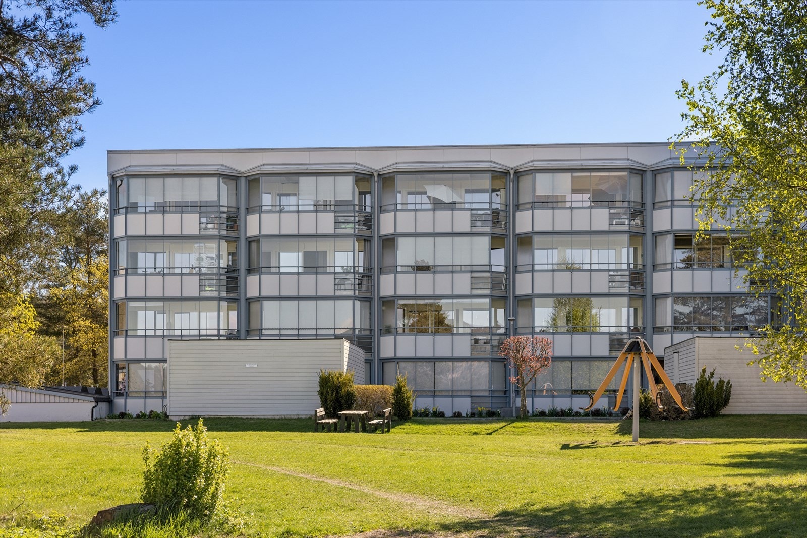 Eiendommen har en sentral beliggenhet med kort gangavstand til matbutikk, skole, barnehage og bussholdeplass. Galleribilde