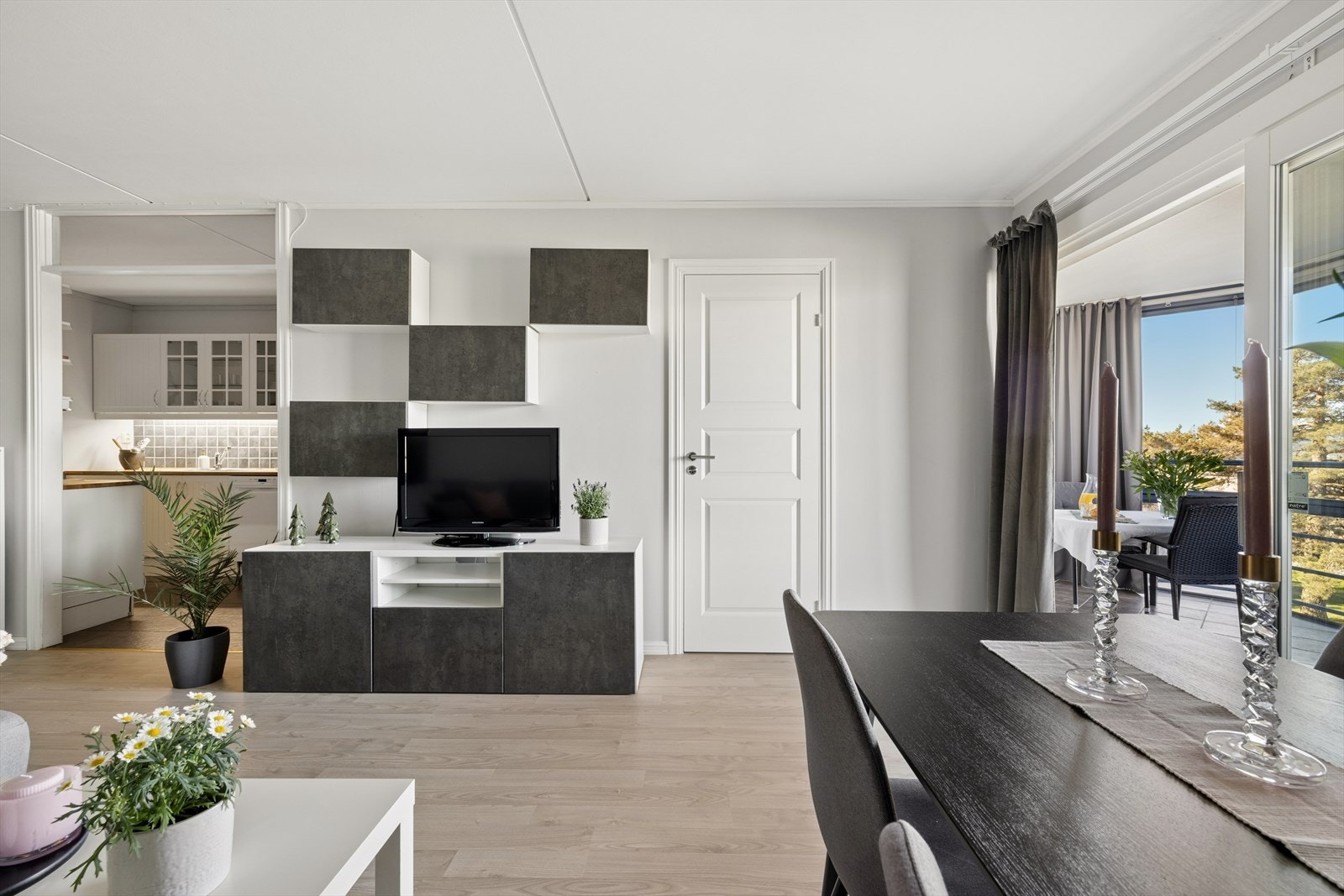 Stuen har delvis åpen løsning mot kjøkkenet, laminatgulv og oppvarming via radiator. Galleribilde