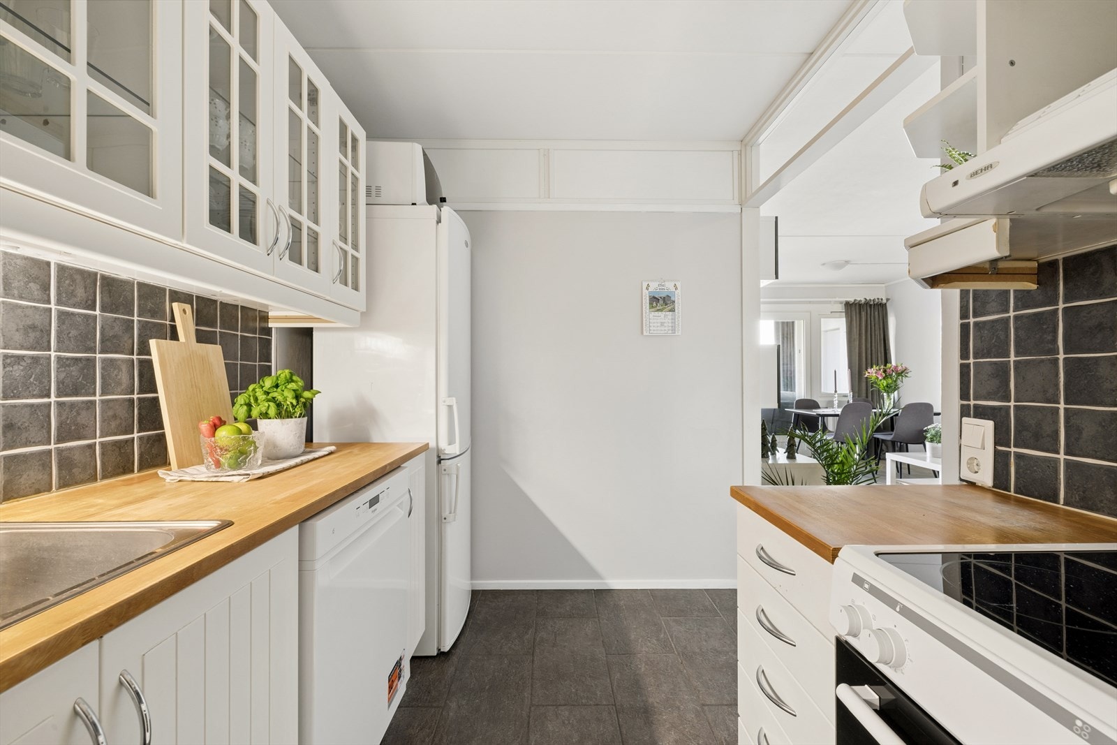 Kjøkkeninnredning med profilerte fronter og benkeplate i heltre. Det er opplegg for oppvaskmaskin. Galleribilde