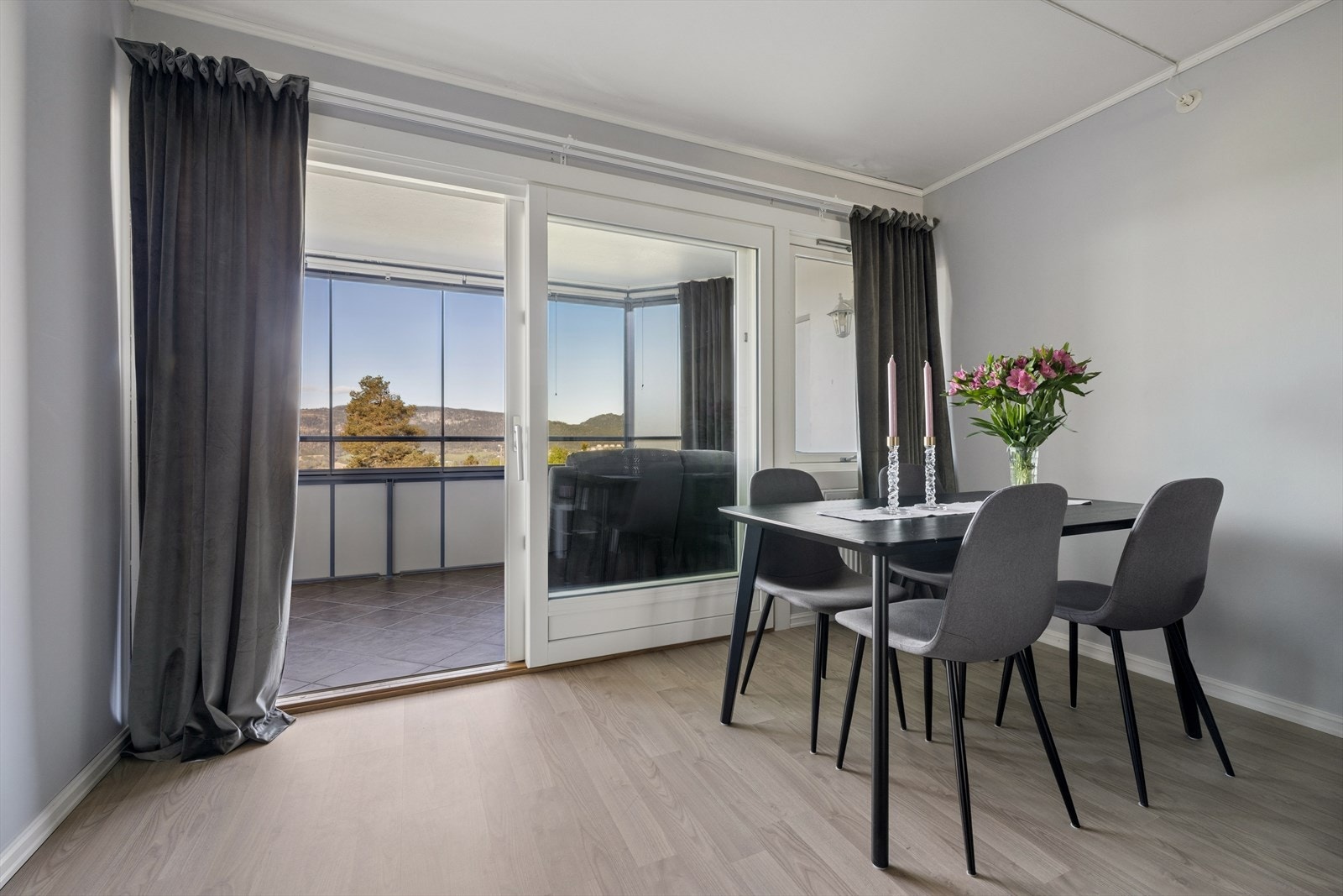 De store glassflatene i skyvedøren slipper inn rikelig med dagslys. Galleribilde