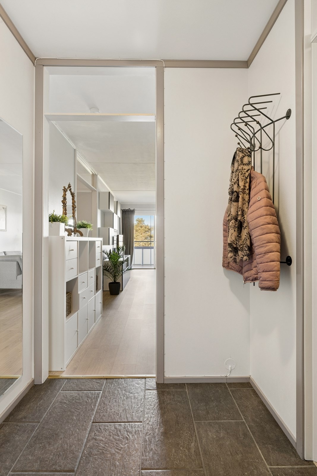 Entréen gir et godt førsteinntrykk og har plass til oppbevaring av yttertøy. Galleribilde