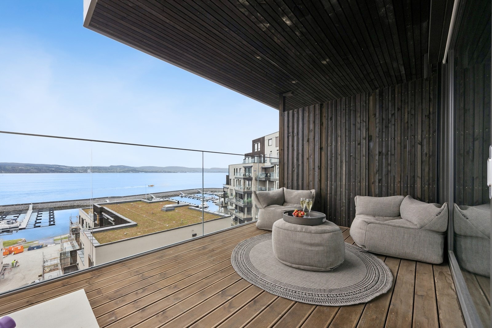 Fra den solrike balkongen har du panoramautsikt over Oslofjorden. Galleribilde