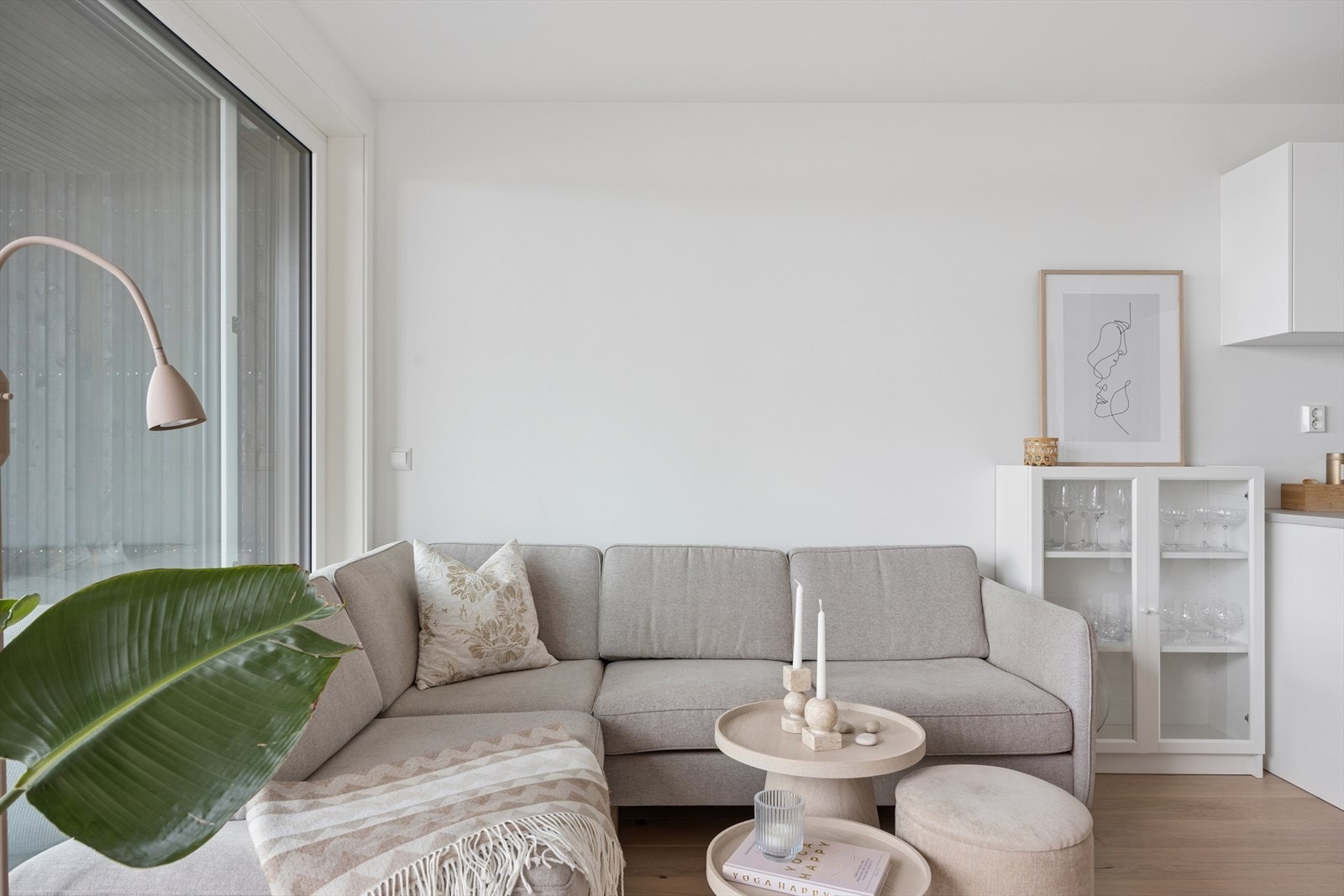 Leiligheten har en praktisk planløsning med lyse og luftige oppholdsrom. Galleribilde