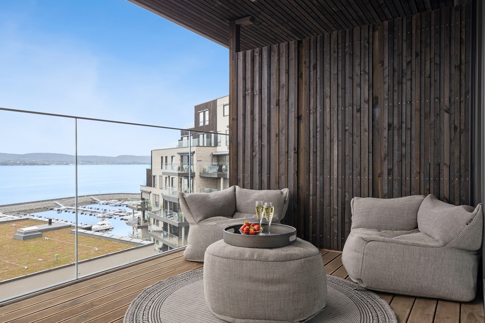 Balkongen er romslig og gir god plass til en sittegruppe. Galleribilde