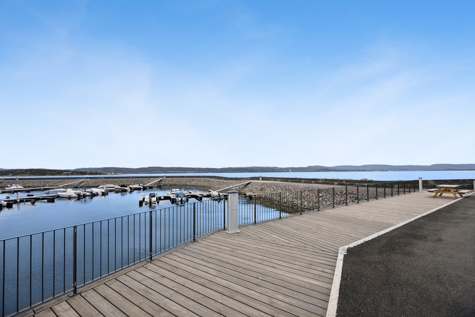 Det er mulighet for båtplass i umiddelbar nærhet, noe som understreker den maritime livsstilen. Galleribilde