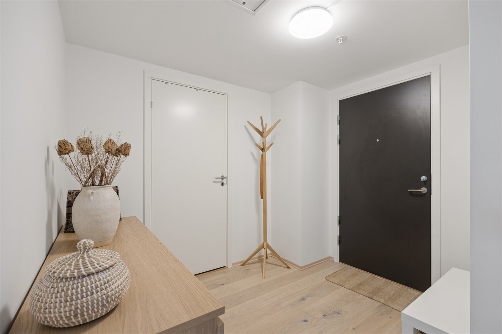 Entréen gir et godt førsteinntrykk og har tilknytning til en praktisk innvendig bod. Galleribilde