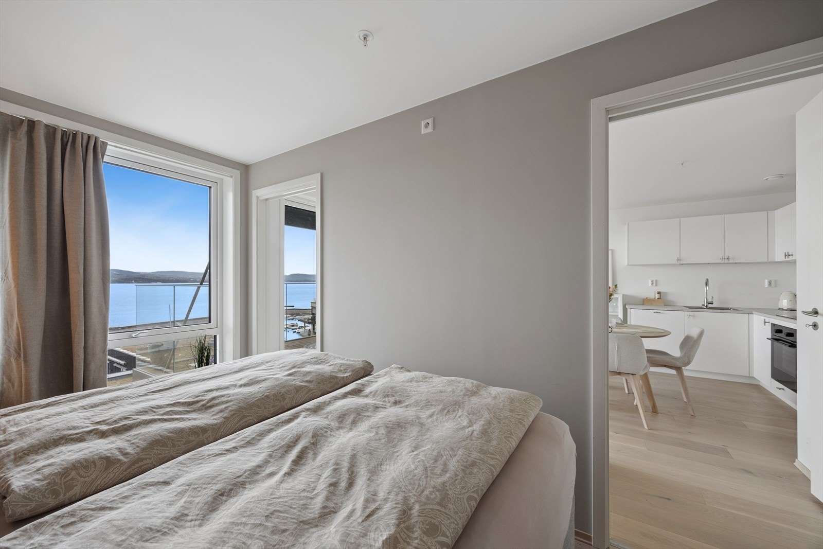 Fra soverommet kan du våkne til en flott utsikt mot fjorden. Galleribilde