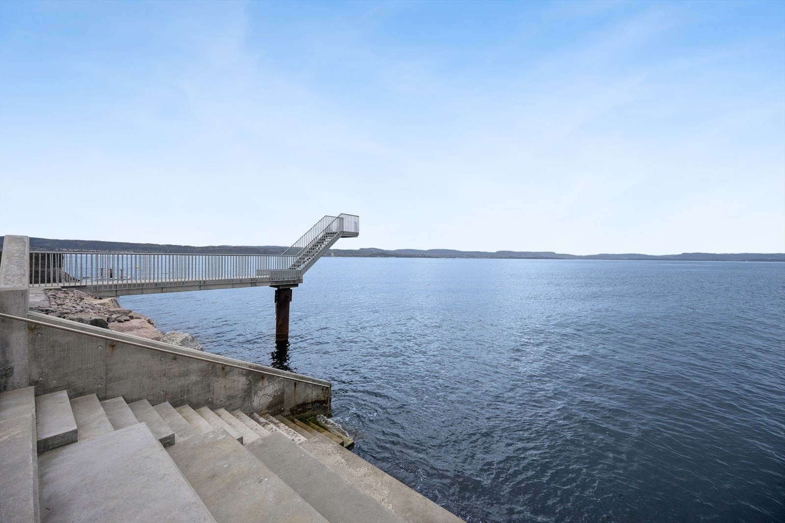 Rett utenfor døren finner du kyststi, svaberg og flotte bademuligheter. Galleribilde