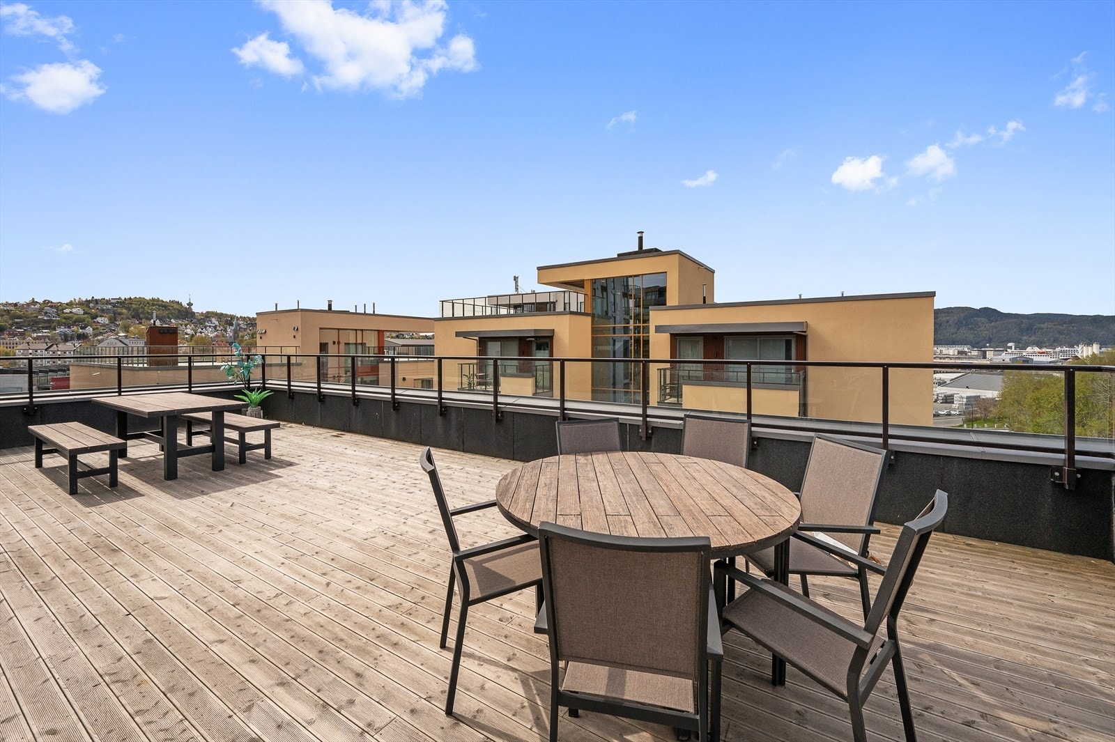 Fra leiligheten er det kort vei til felles takterrasse. Herlig plass hvor solen kan nytes hele dagen! Galleribilde