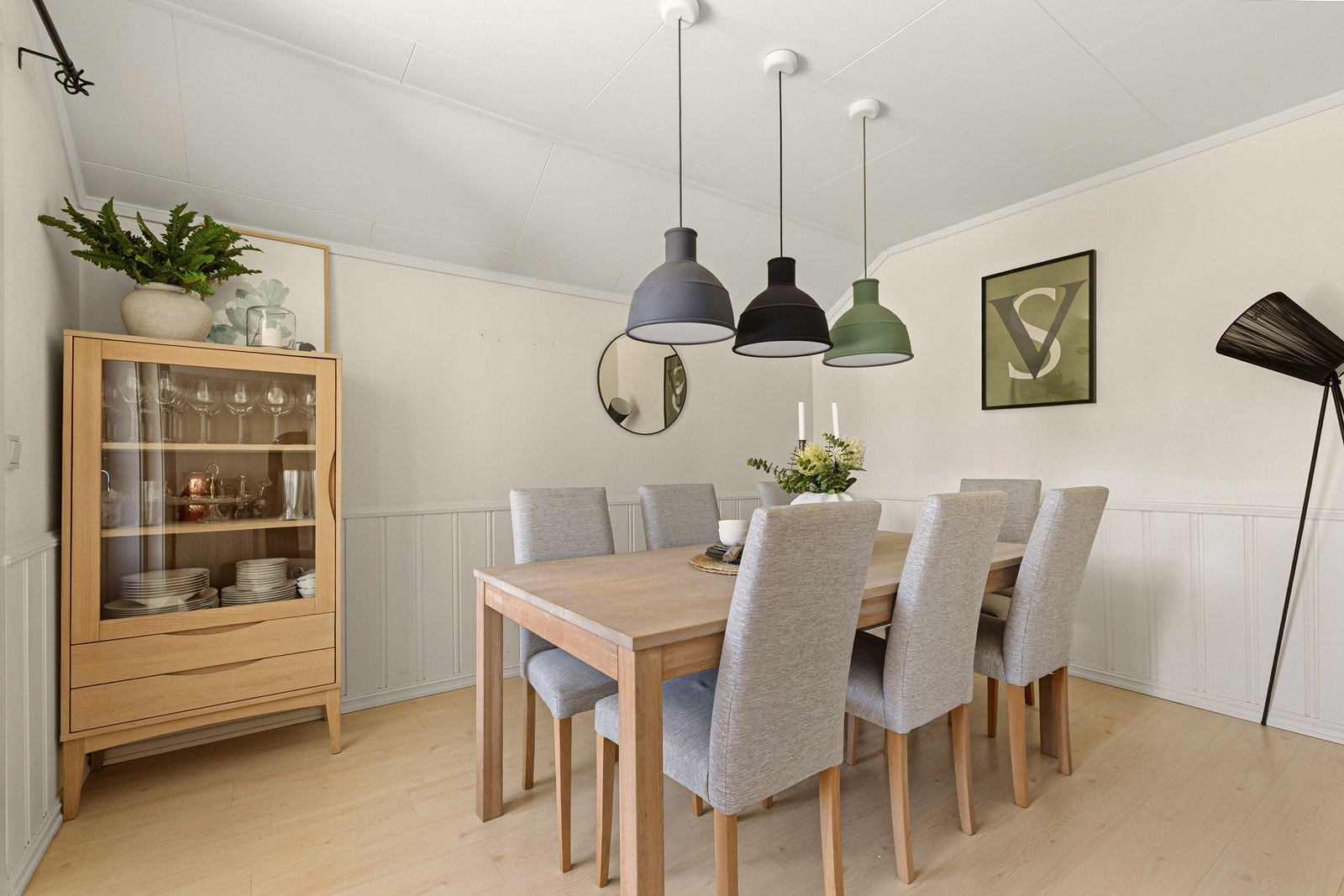 Spisestuen har god plass til et stort spisebord for hyggelige sammenkomster. Galleribilde