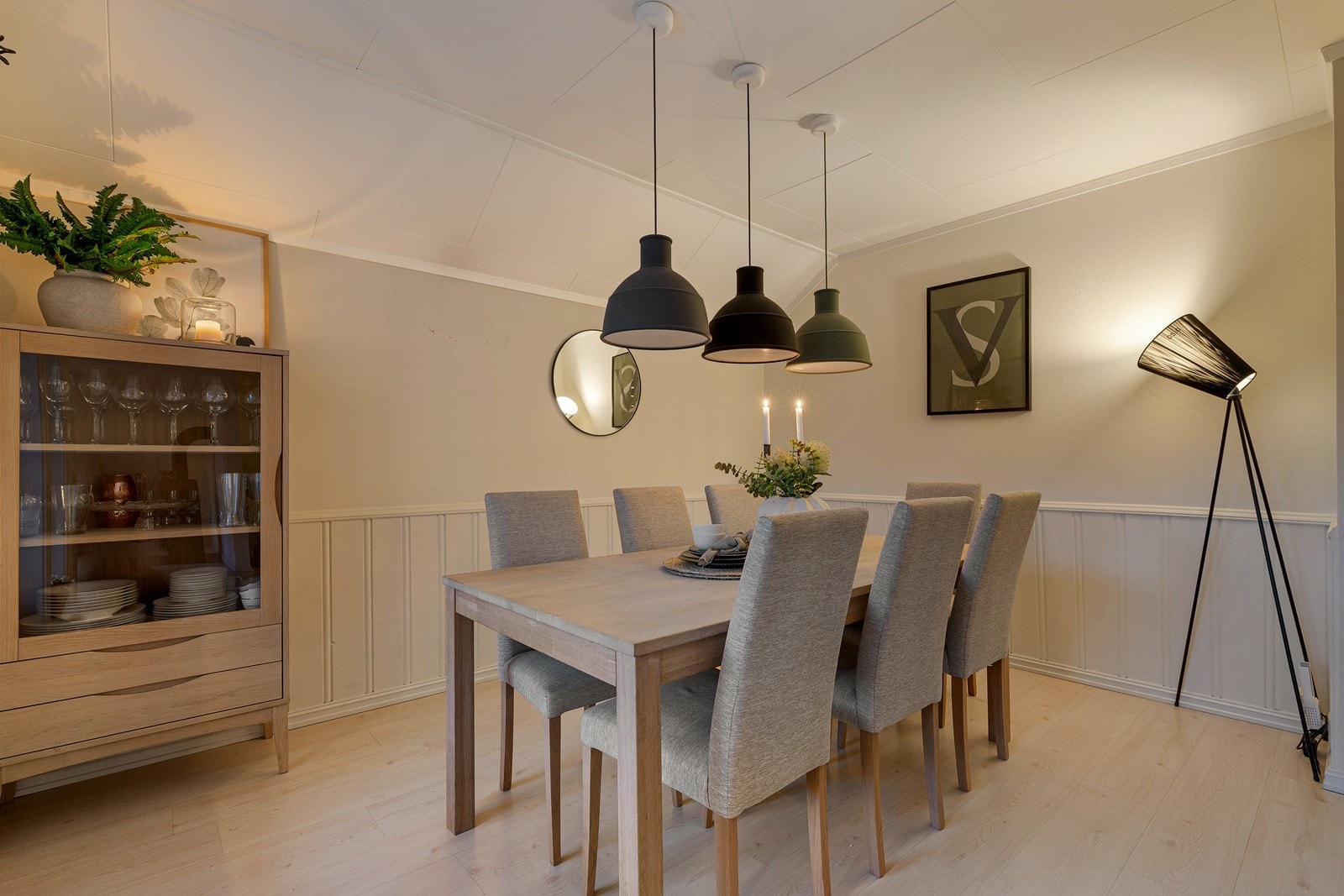 Belysningen over spisebordet skaper en lun stemning i rommet. Galleribilde
