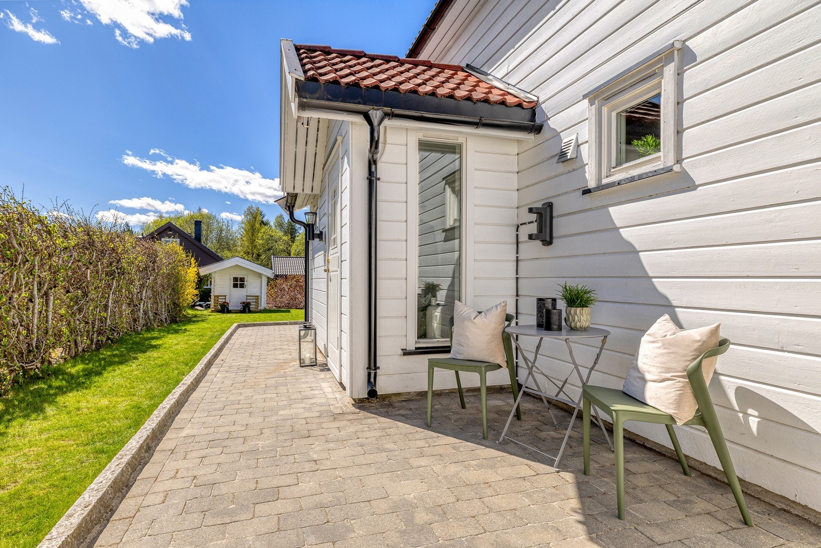 Eiendommen har en relativt flat tomt som er pent opparbeidet. Galleribilde