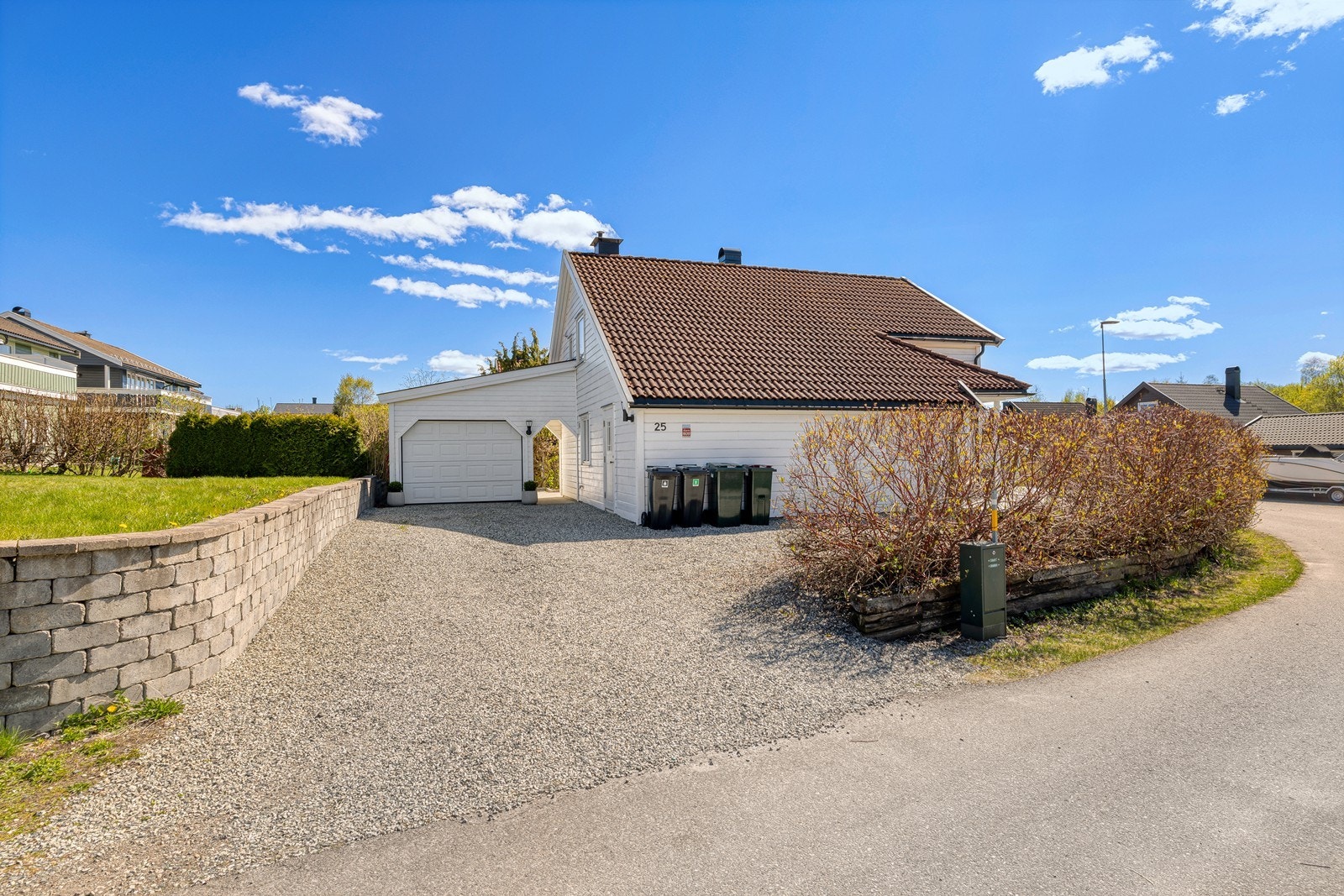 Eiendommen ligger i et etablert og barnevennlig boligområde, med egen garasje fra 1998 og gode parkeringsmuligheter på tomten. Galleribilde
