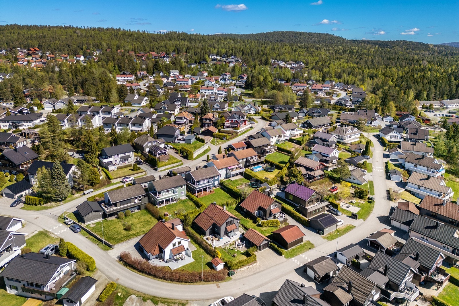 En attraktiv beliggenhet for familier, med nærhet til både natur, skoler og servicetilbud. Galleribilde