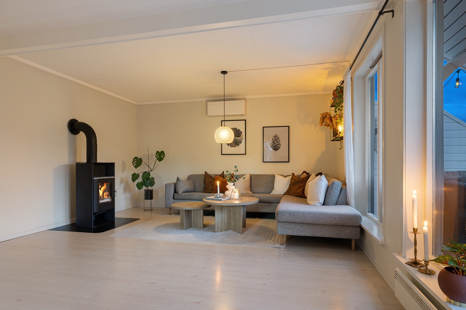 En vedovn fra 2009 gir både effektiv varme og en hyggelig atmosfære på kjølige kvelder. Galleribilde