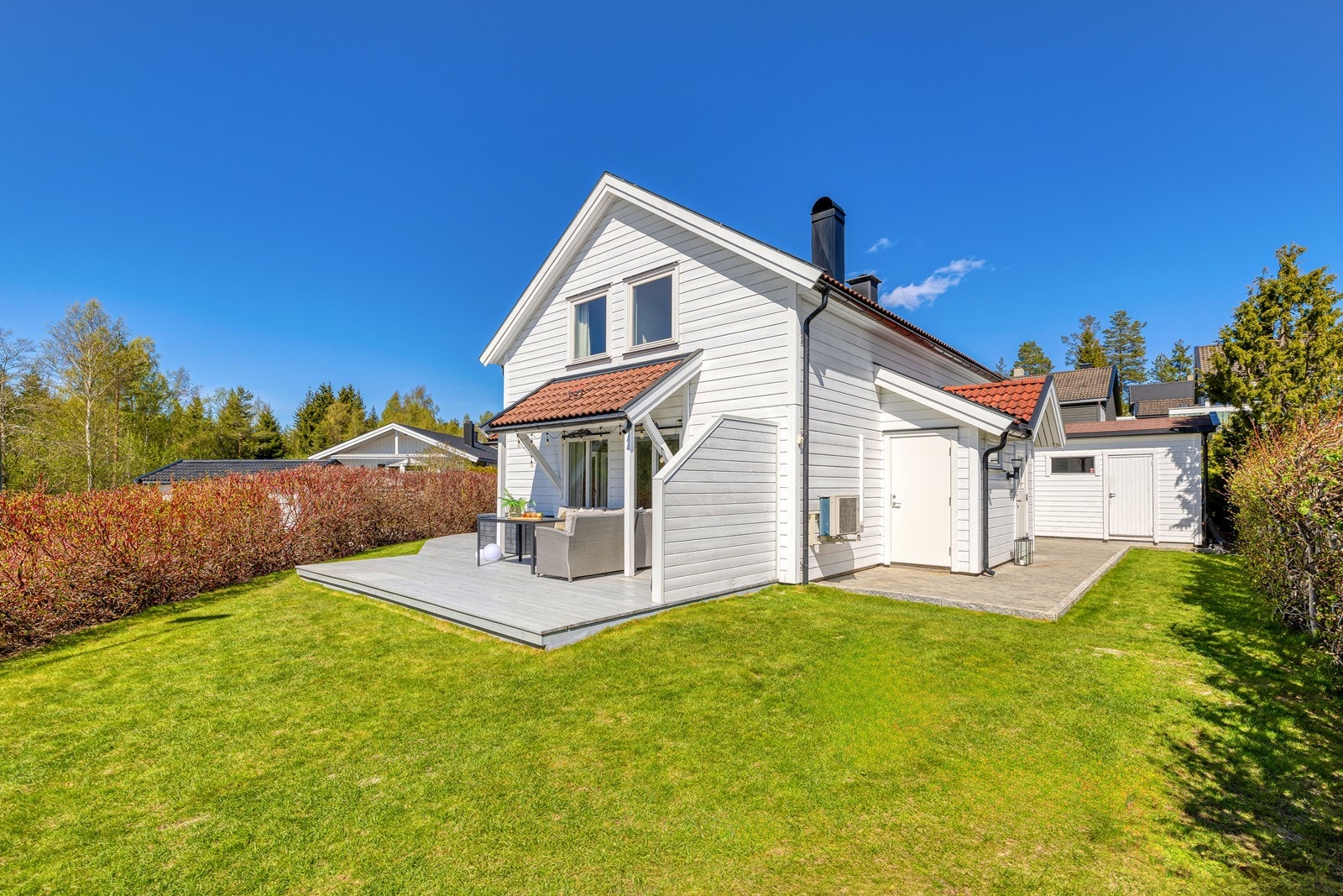 Eneboligen har en stor terrasse på ca. 38 m², bygget i 2016, som utvider stuen og skaper en flott overgang til hagen. Galleribilde