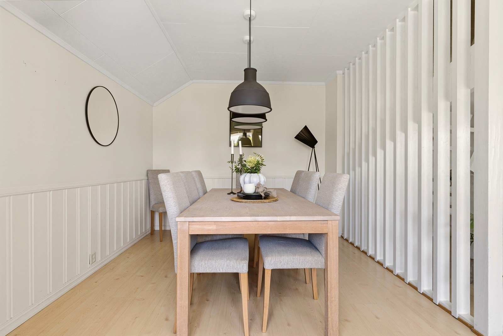 Vegger med panel gir spisestuen en klassisk og varig karakter. Galleribilde