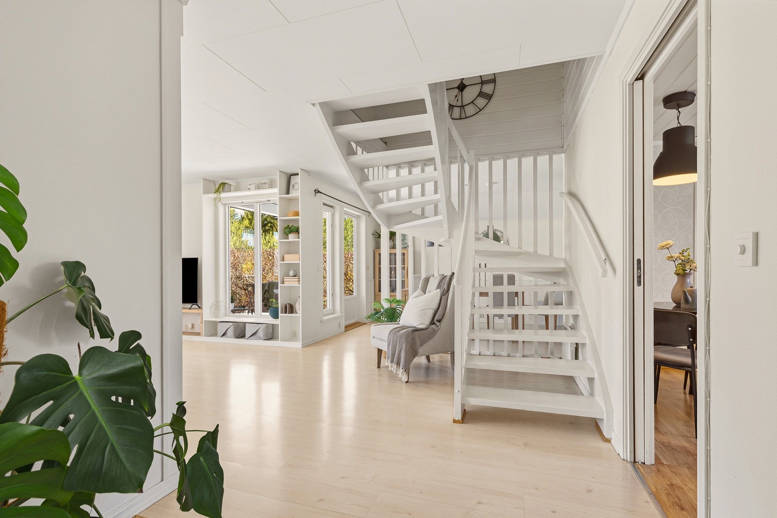 Den malte tretrappen binder de to etasjene sammen og er et sentralt element i boligens åpne romfølelse. Galleribilde