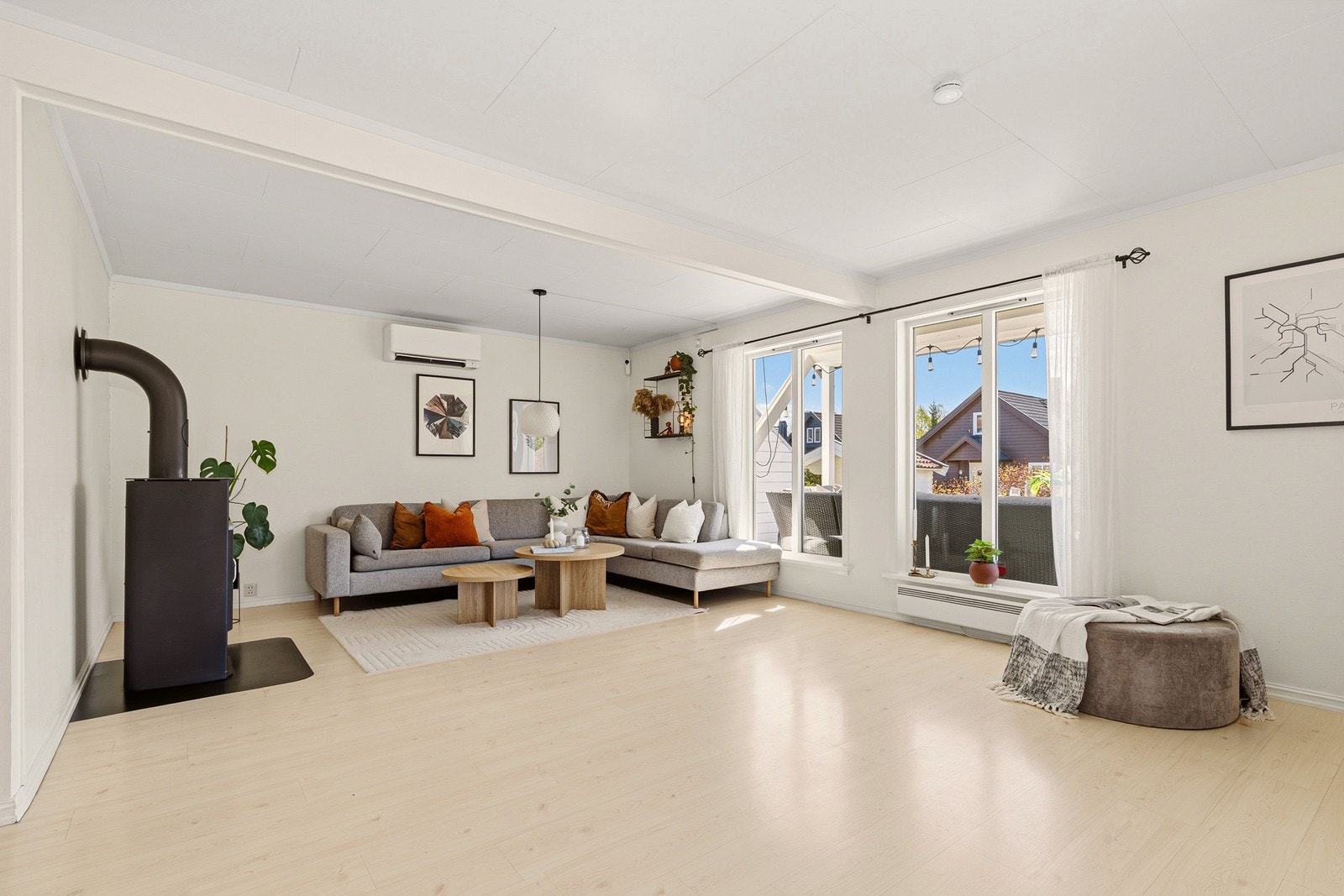 Stuen har god plass til en romslig sofagruppe og har direkte utgang til terrassen. Galleribilde