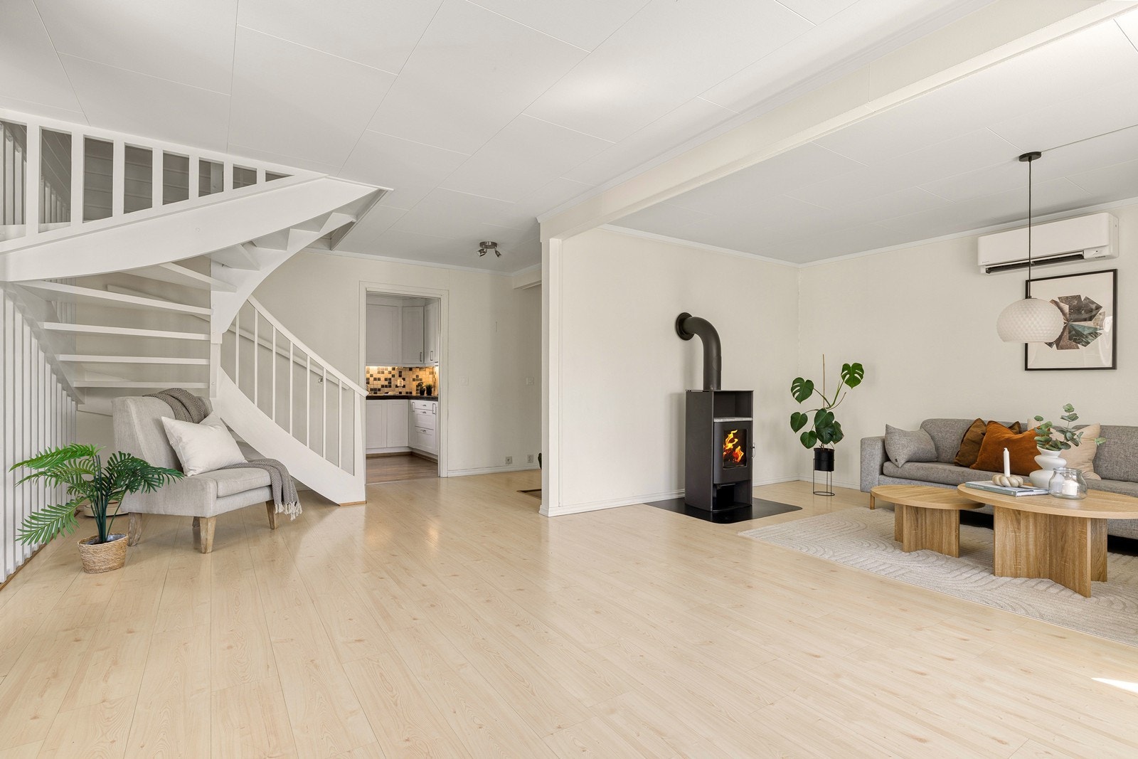 Fra stuen er det en åpen og naturlig overgang til spisestuen og kjøkkenet. Galleribilde