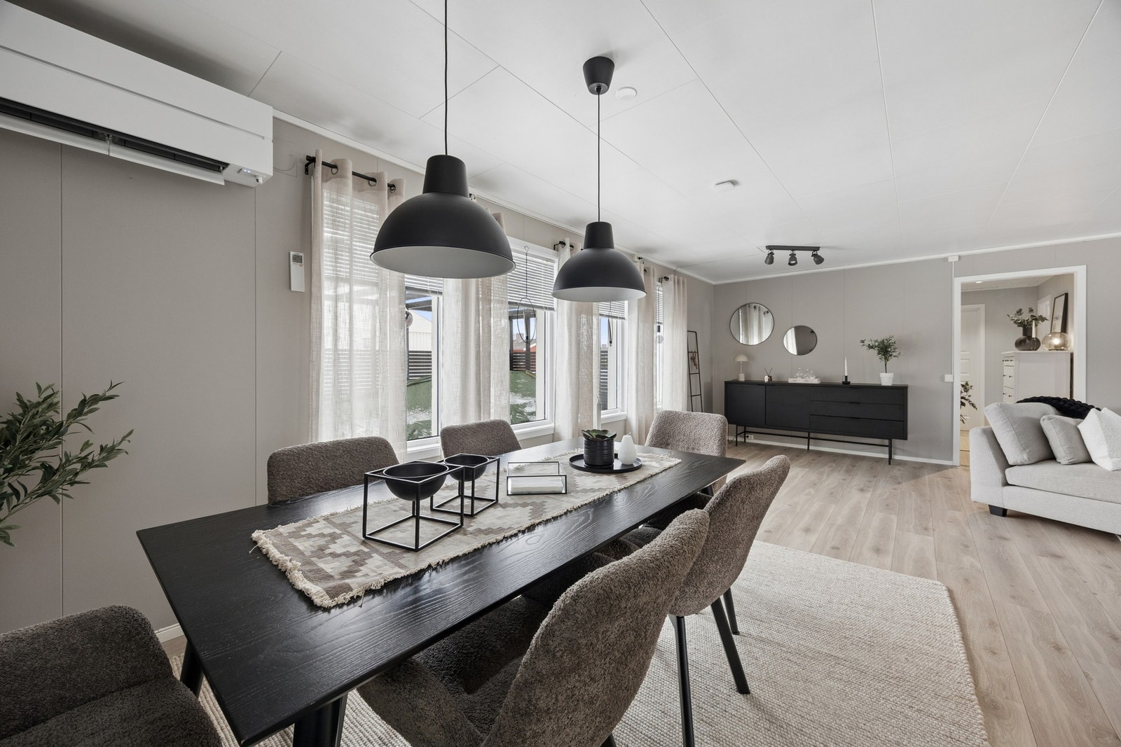 Fra stuen er det utgang til en stor platting på ca. 53 m² med tilhørende pergola, bygget i 2019. Galleribilde