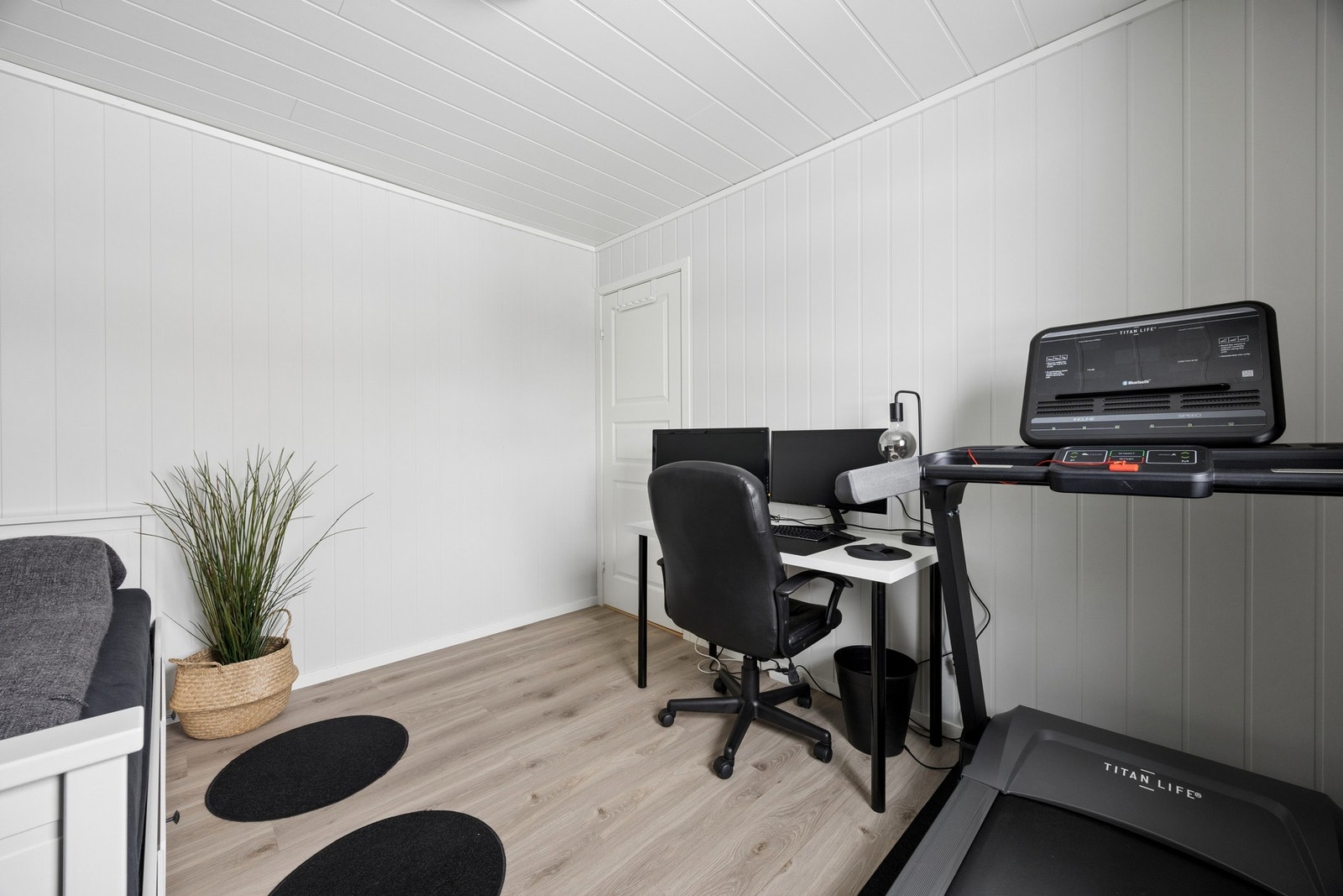 Fleksibelt rom med malte plater på veggene og laminat på gulvet. Galleribilde