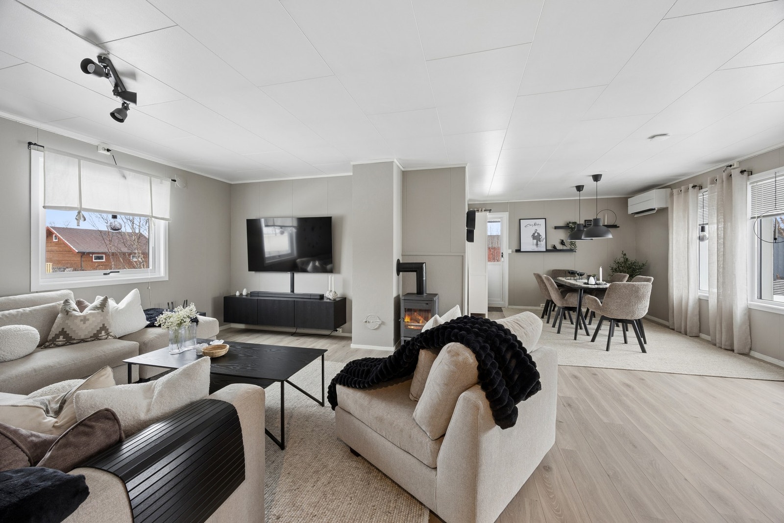 Stor stue med plass til både sofagruppe og spisebord. Overflater og gulv ble fornyet i 2019. Galleribilde
