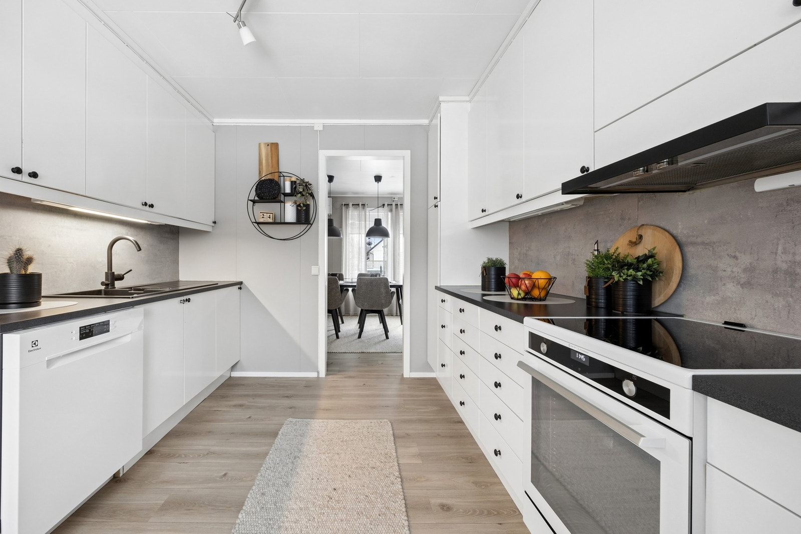 Praktisk kjøkken med glatte fronter og laminert benkeplate. Gulv og overflater ble fornyet i 2019. Galleribilde