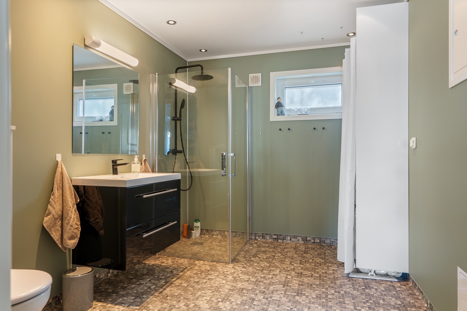 Våtrom innredet med wc/dusj/vask Galleribilde