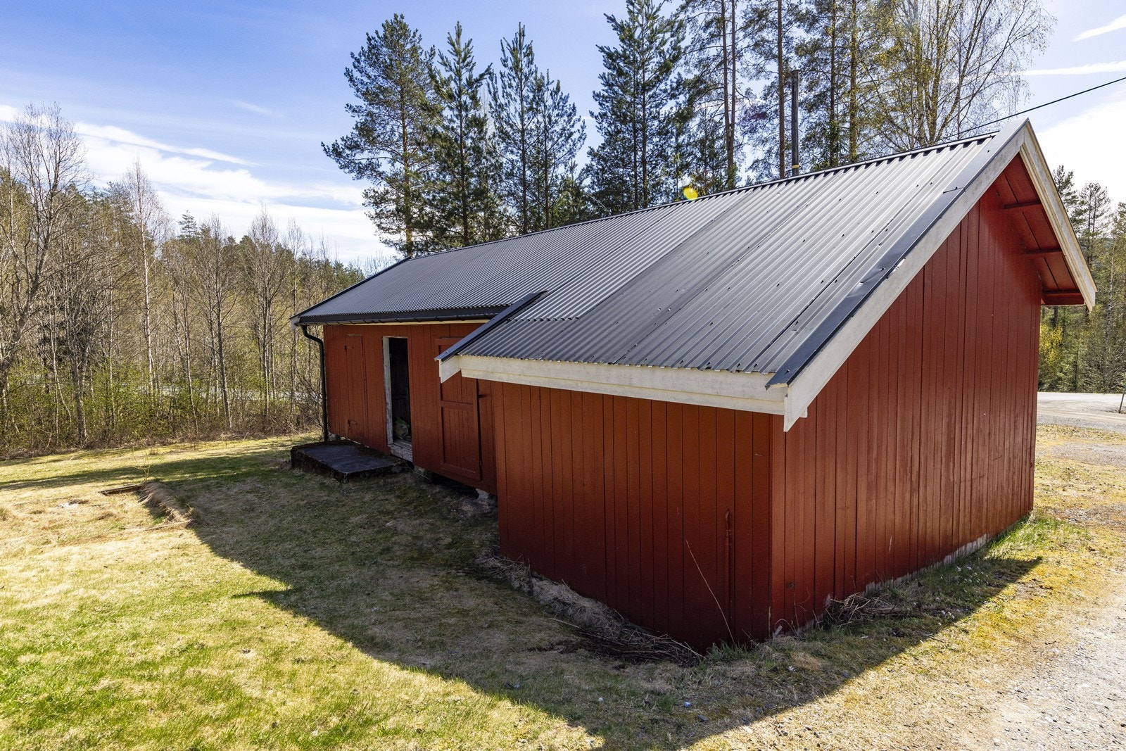 På tomten står et uthus på 42 m² med garasje/carport og fire boder for lagring. Galleribilde