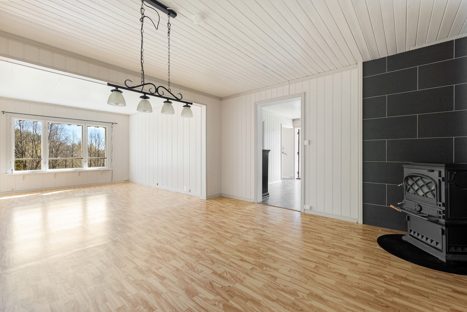 Stuen er lys og luftig med gode muligheter for ulik soneinndeling. Galleribilde