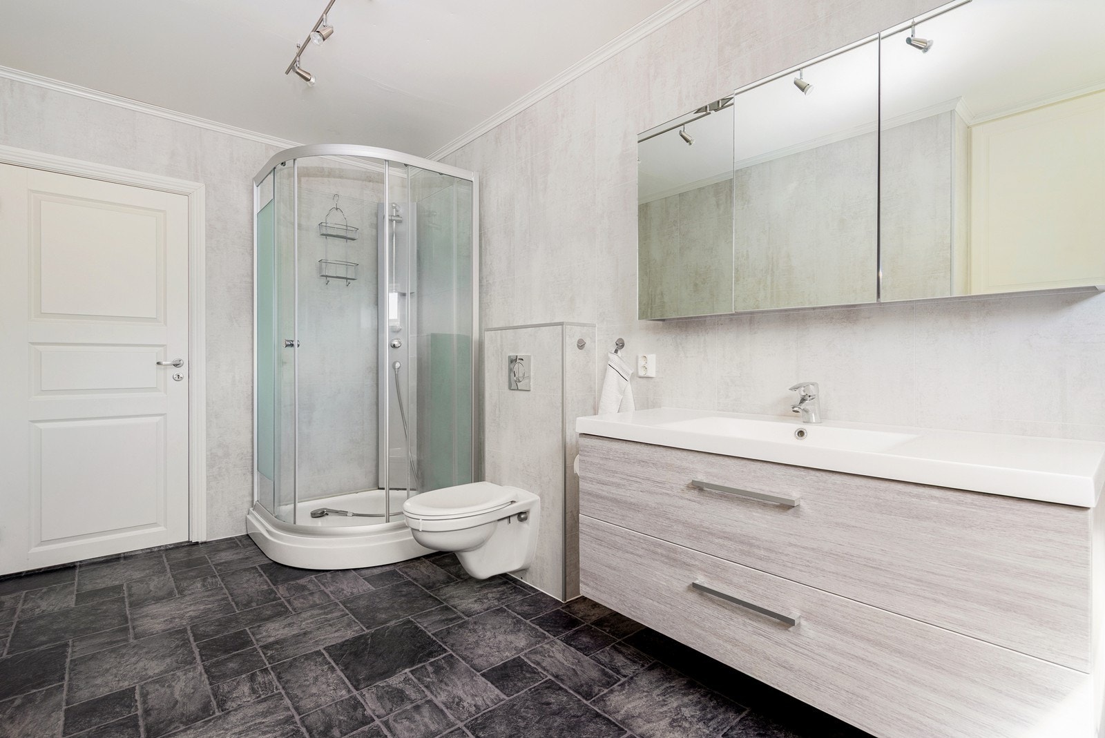 Badet er innredet med dusjkabinett, toalett og har opplegg for vaskemaskin. Galleribilde