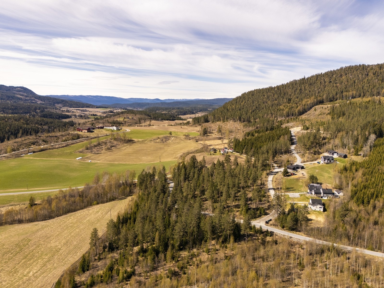 Det er kort vei til Nerstad skole (1-7 kl.) og Nerstad barnehage, begge omtrent 3 minutter unna med bil. Galleribilde