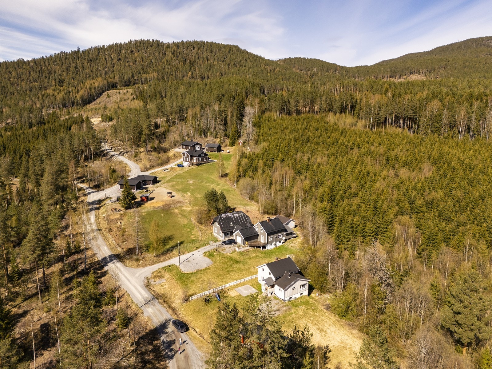 Eiendommen ligger i et landlig og barnevennlig område i Sigdal. Galleribilde