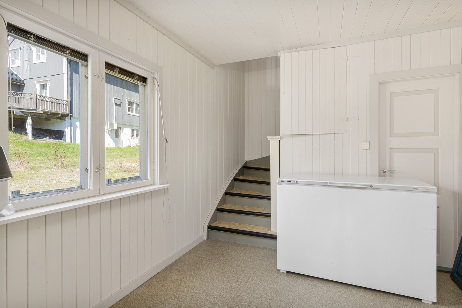 Innenfor kjøkkenet er det en gang med trapp opp til andre etasje. Galleribilde