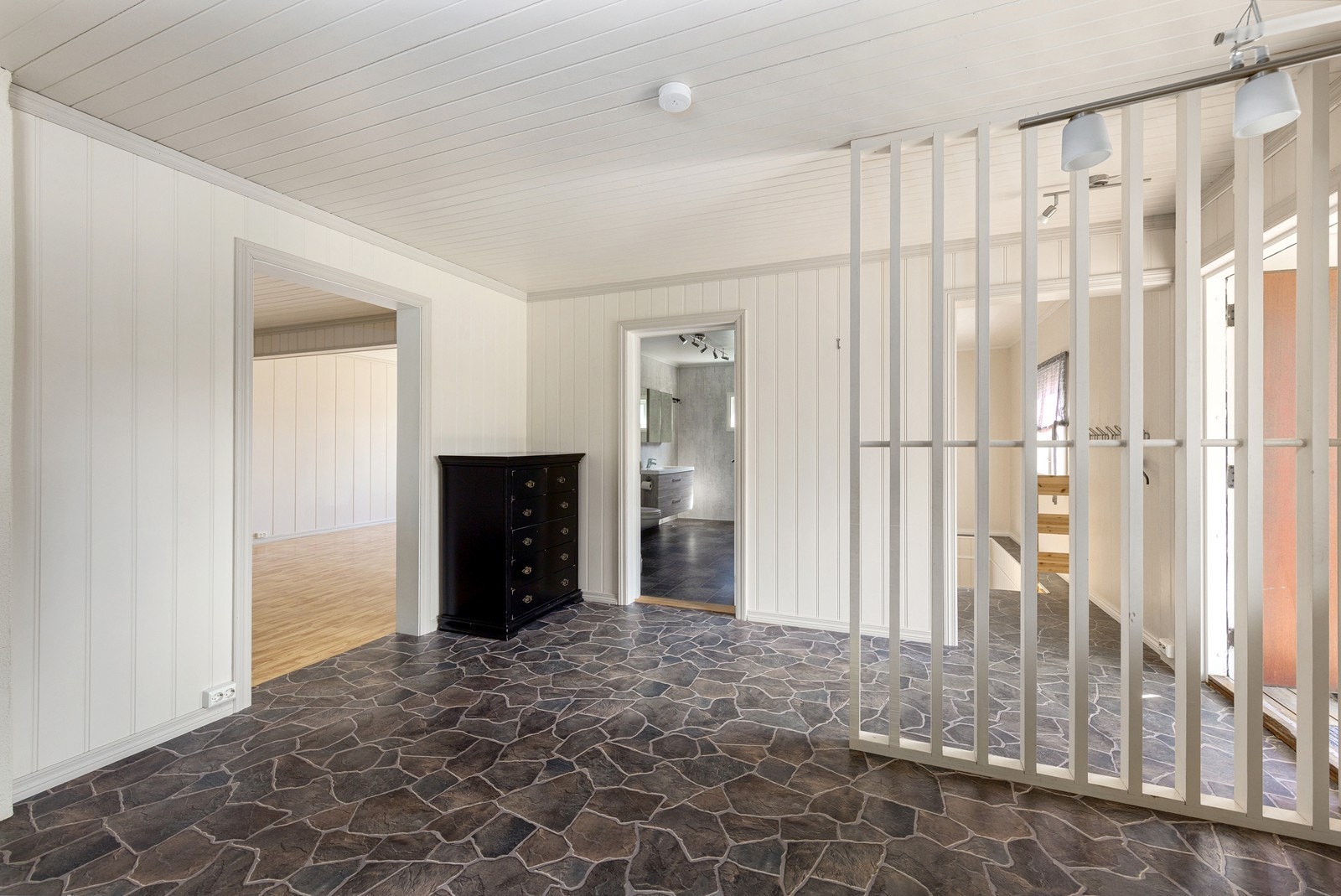 Man kommer inn i en romslig hall med god plass til yttertøy. Galleribilde
