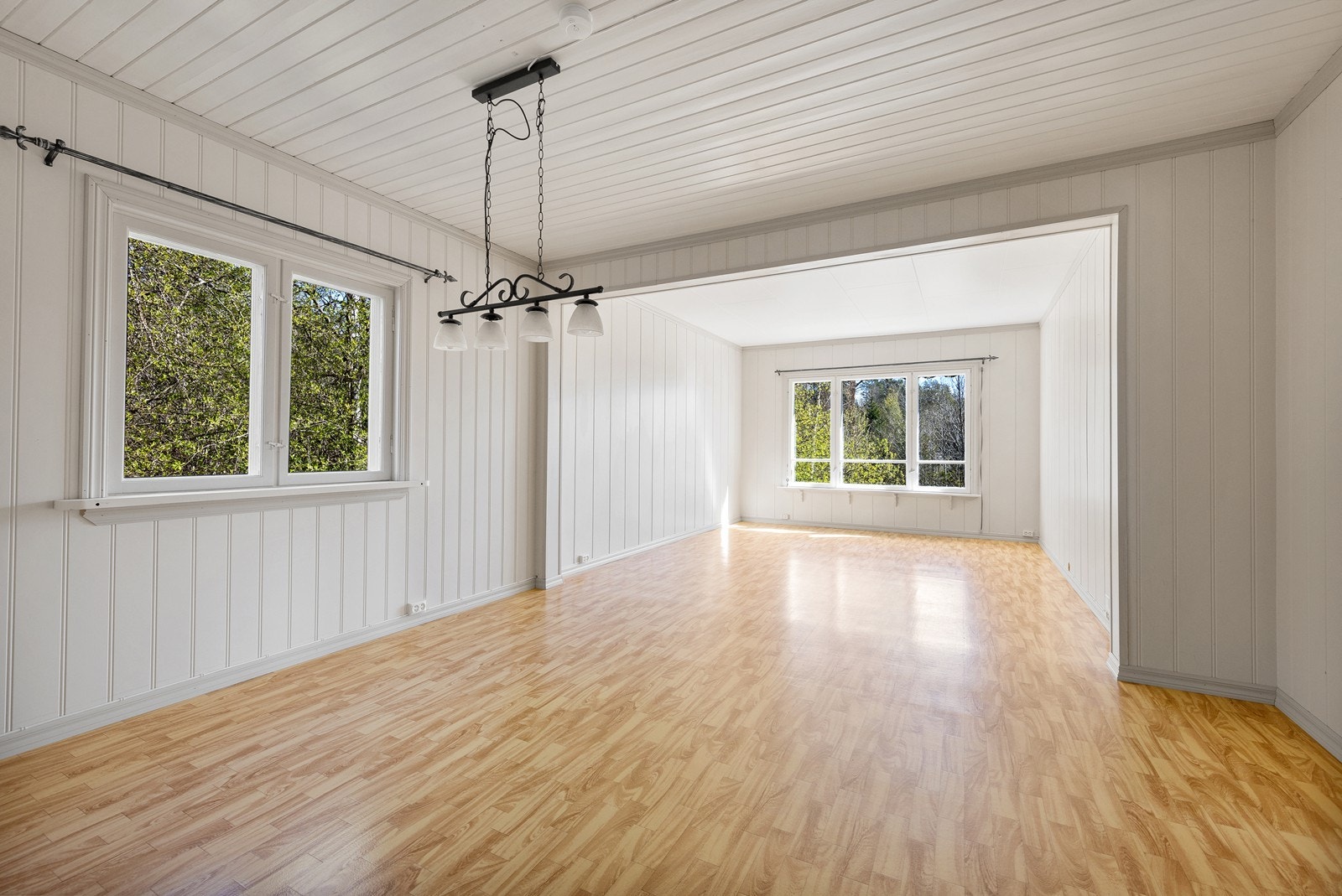 Rommet byr på god plass til både sofagruppe og spisebord. Galleribilde