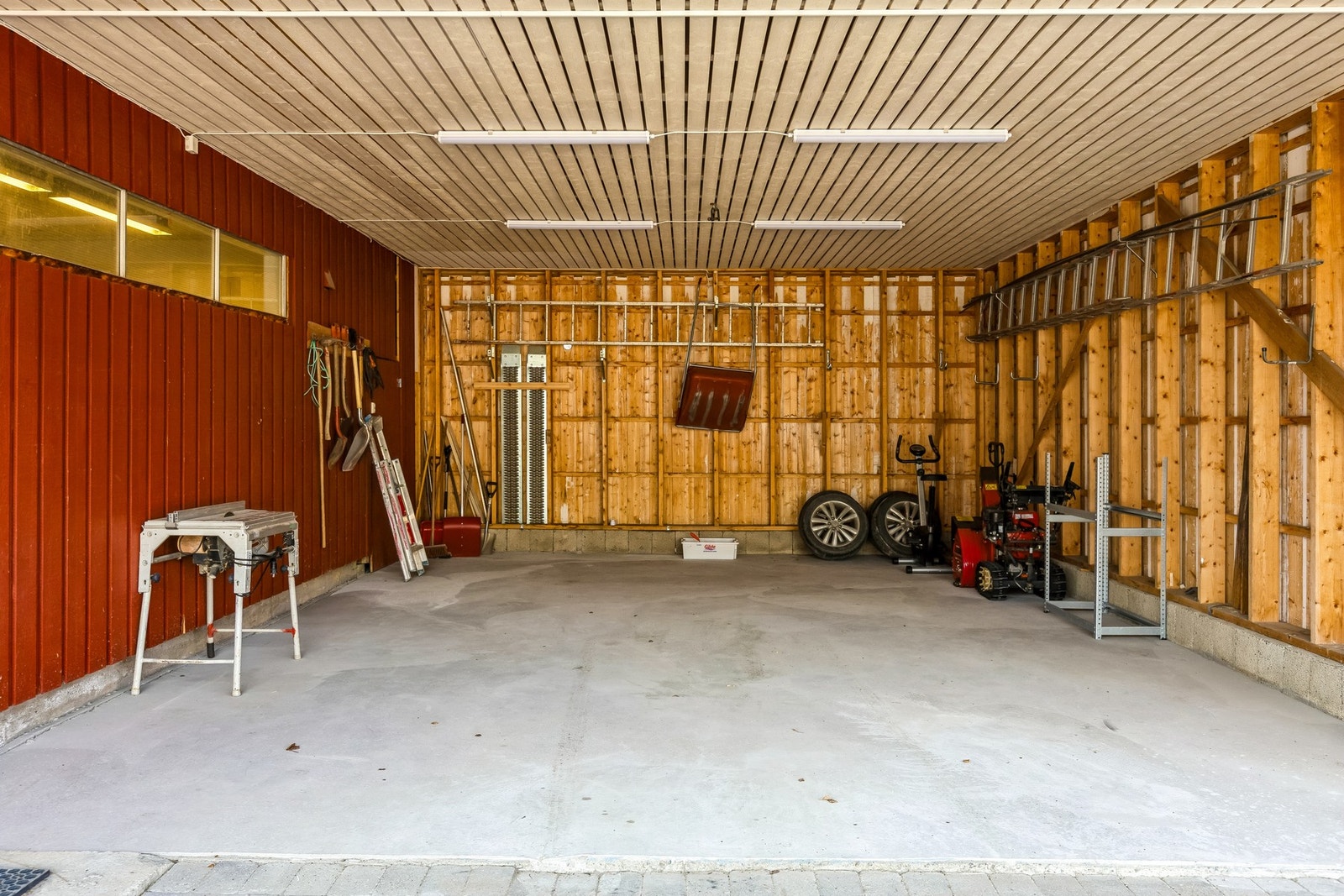 Garasje og carport med god lagringsmulighet. Galleribilde
