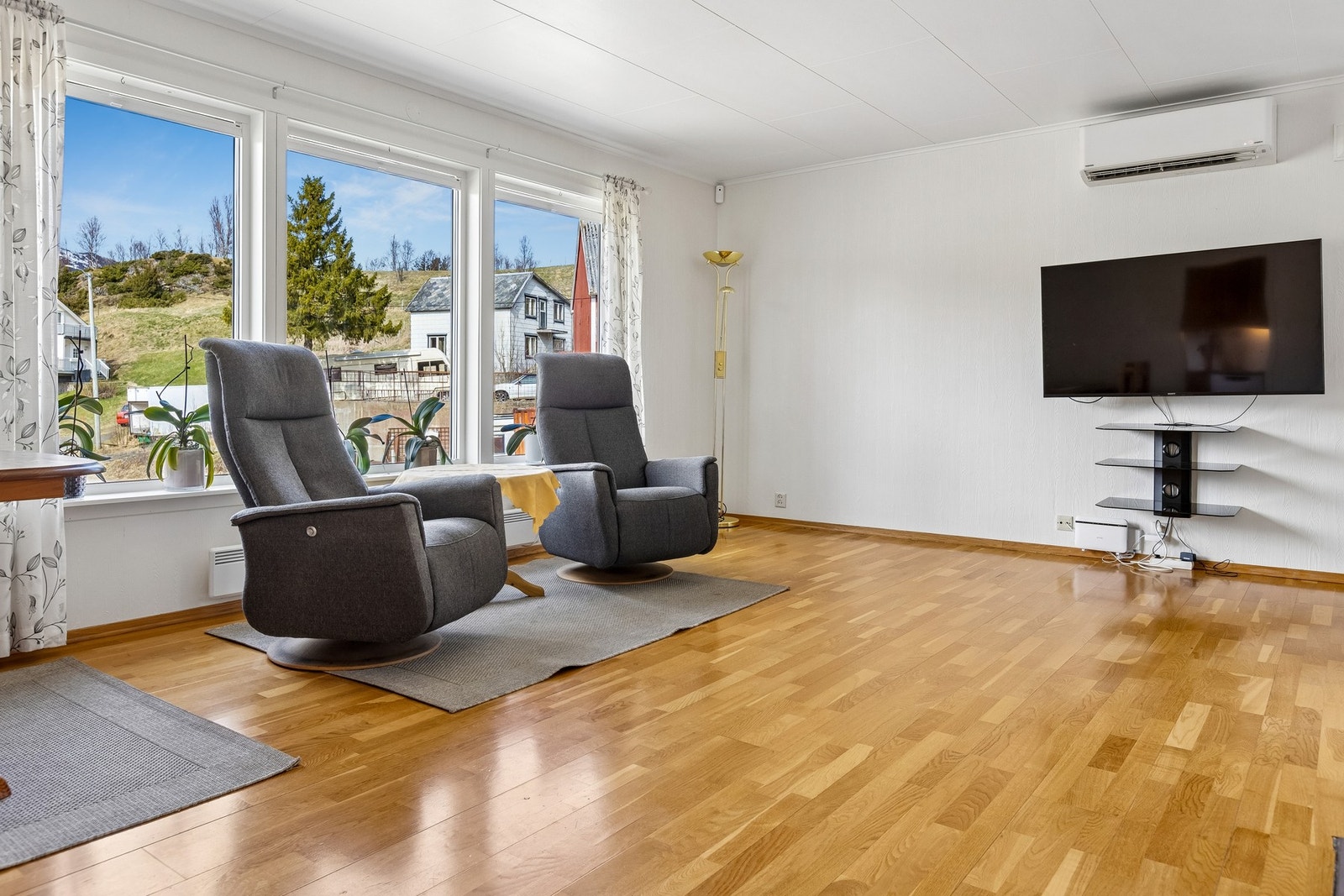 Velkommen inn i denne trivelige familieboligen i Kilbotn. Galleribilde