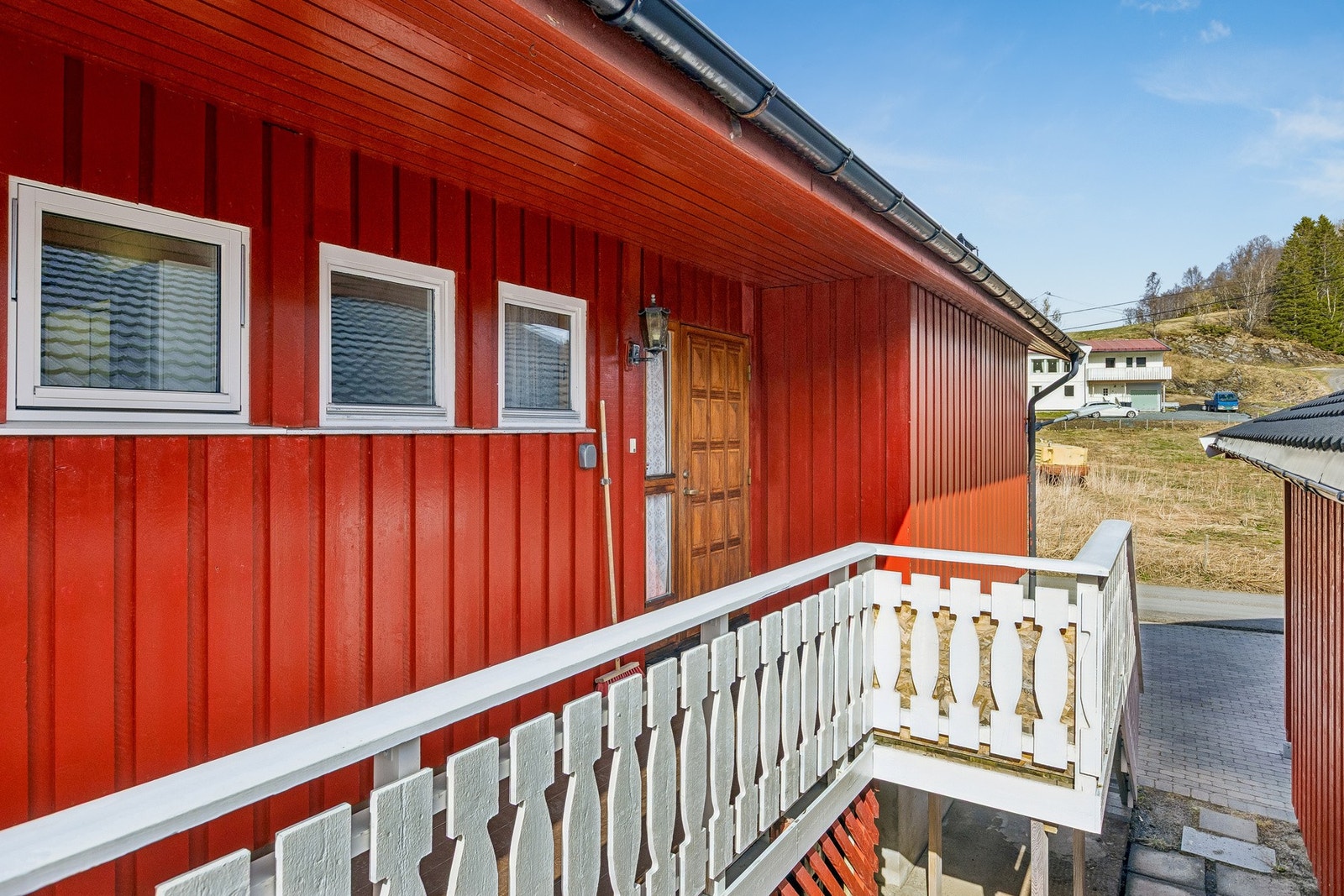 Inngangsparti med veranda og fine uteområder. Galleribilde
