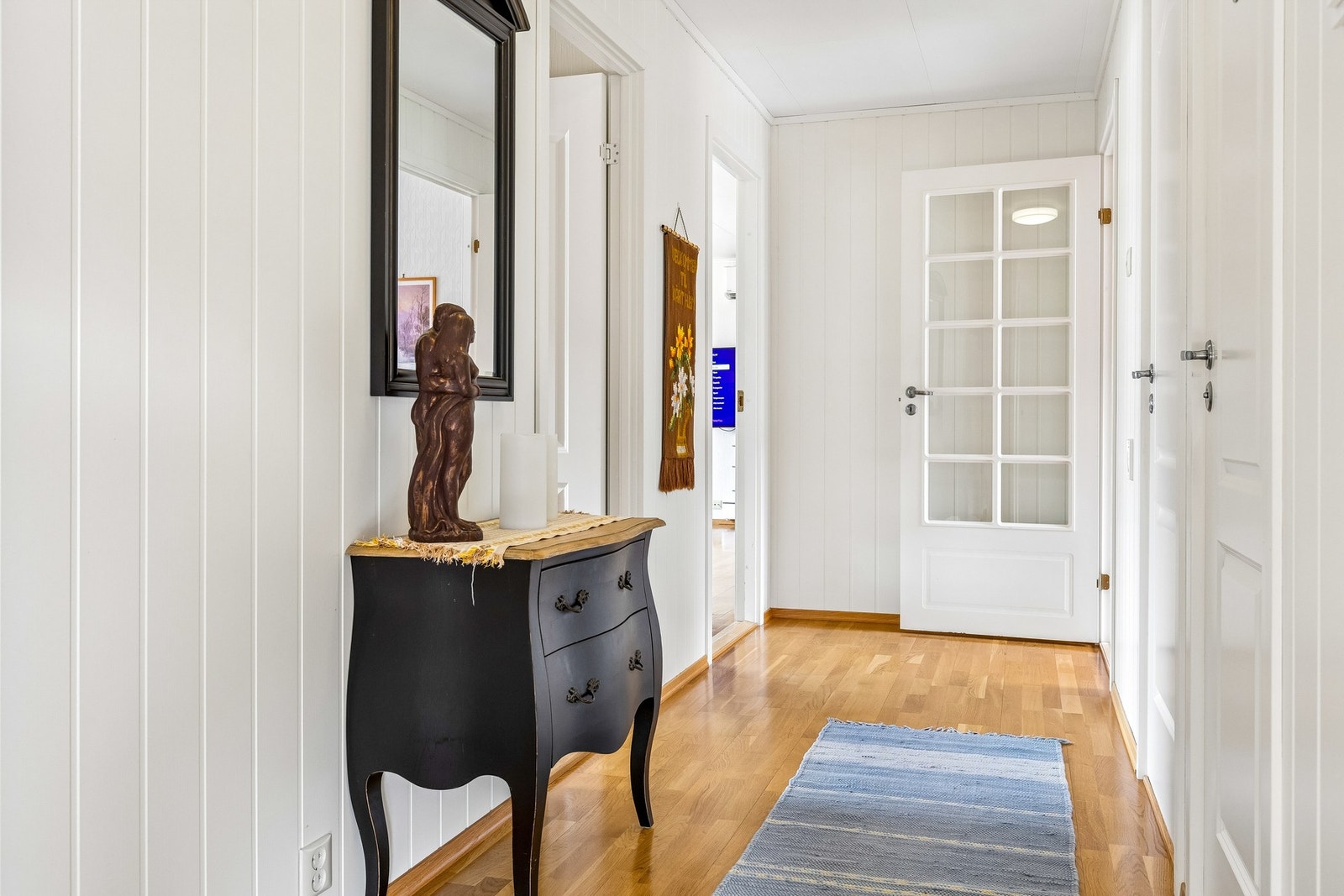 Entré i hovedplan med adkomst til øvrige rom. Galleribilde