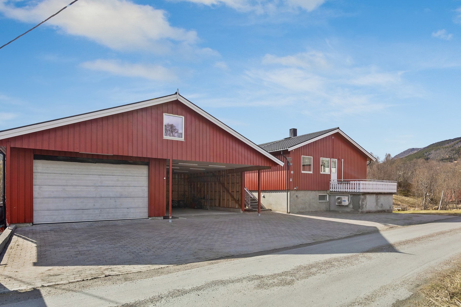 Garasje og fasade med romslig gårdsplass. Galleribilde