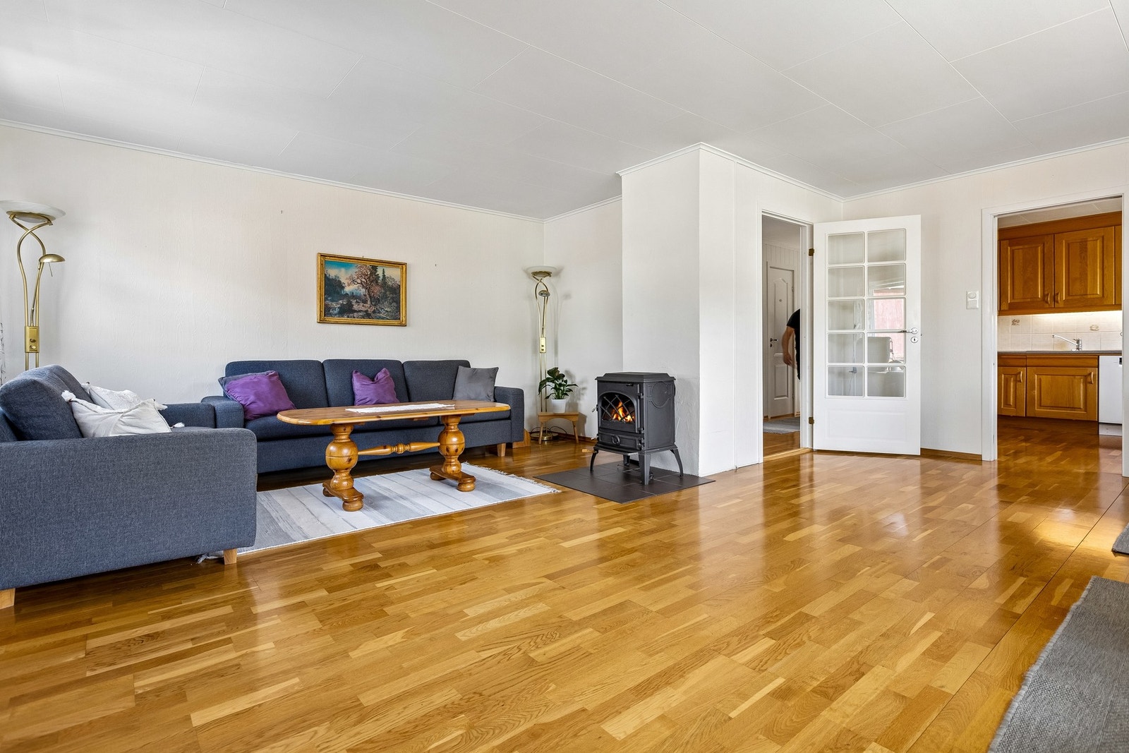 Stuen er holdt i lyse, moderne farger. Galleribilde