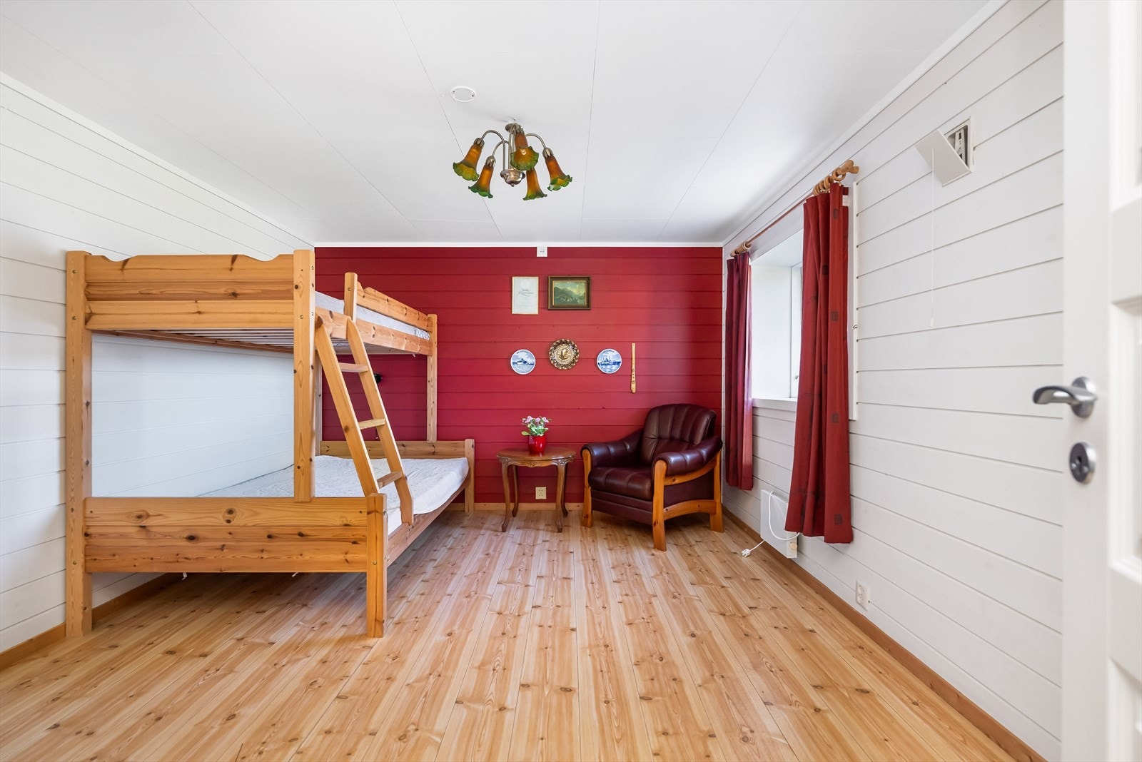 Romslig soverom med plass til både seng og sittegruppe. Galleribilde