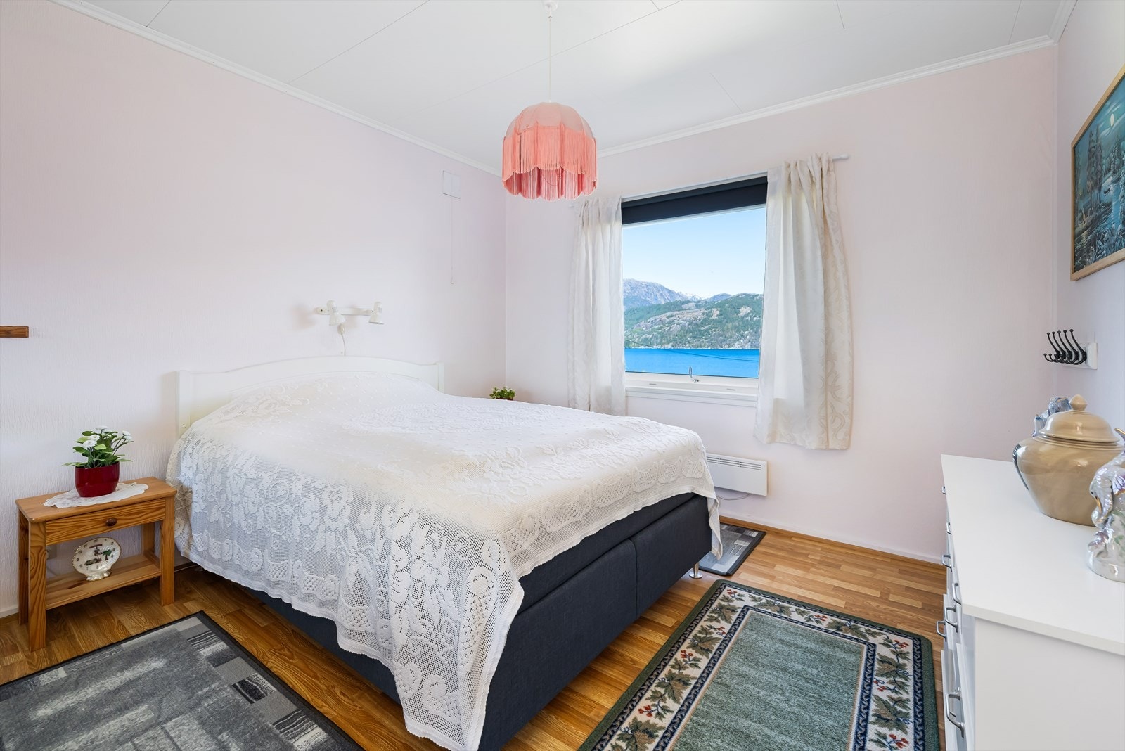 Hovedsoverommet har plass til dobbeltseng og vender ut mot fjorden. Galleribilde