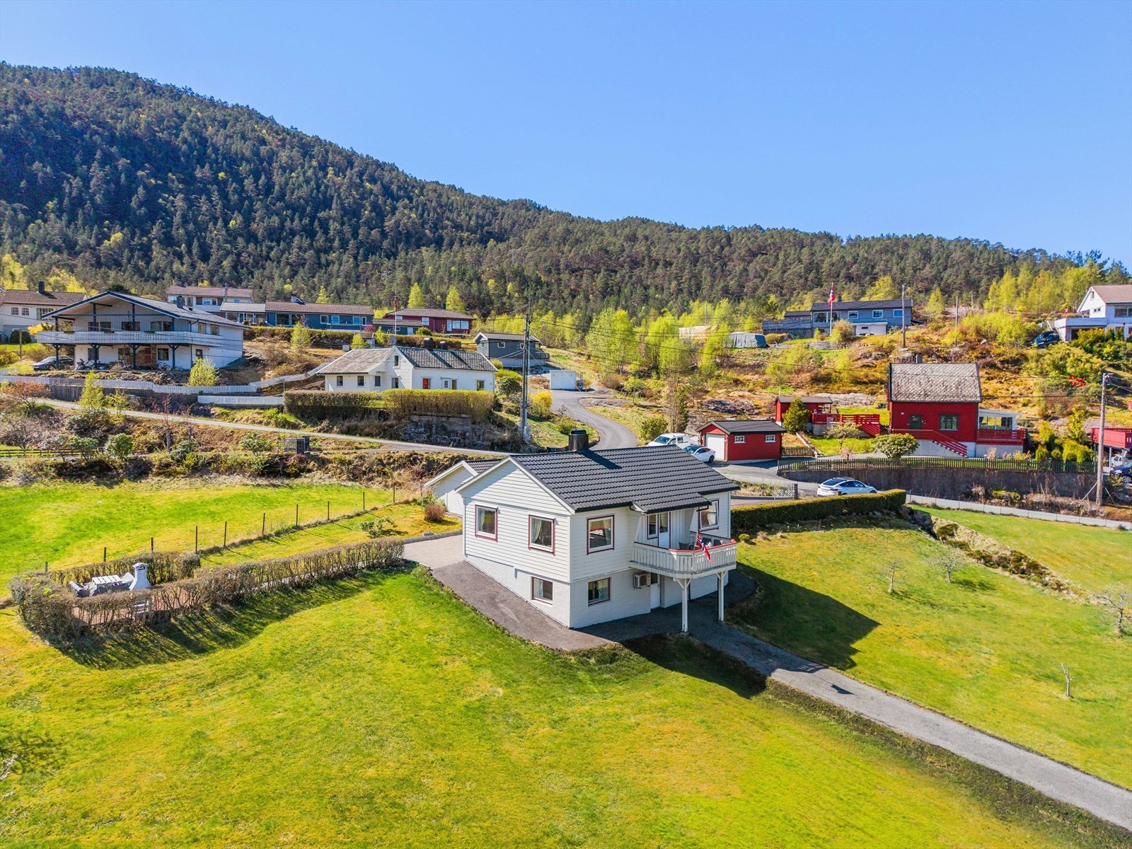 Boligen ligger sentralt på Tysse, med kort vei til det meste. Galleribilde
