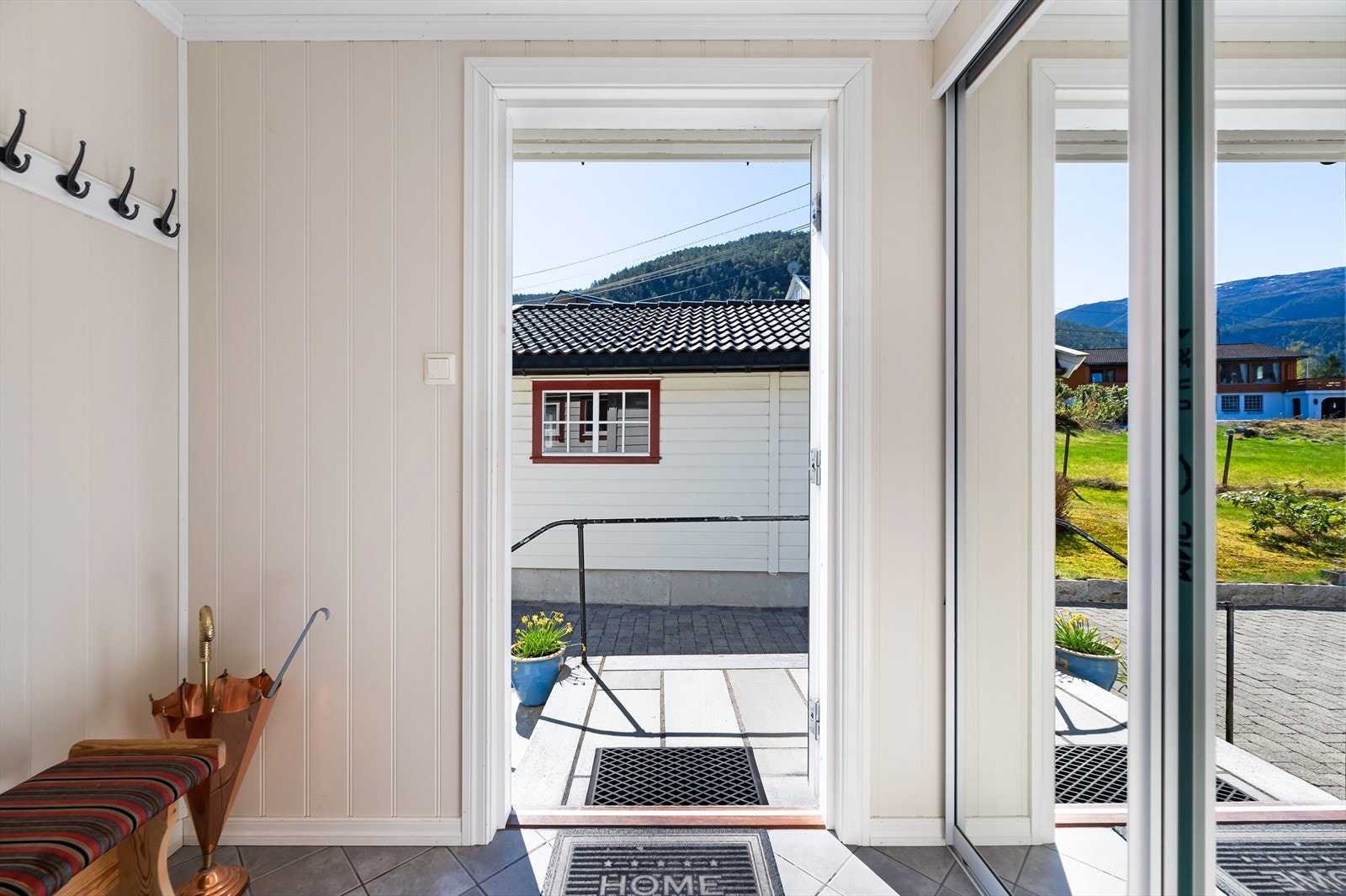 Inngangspartiet ønsker velkommen inn i en lys og åpen entré. Galleribilde