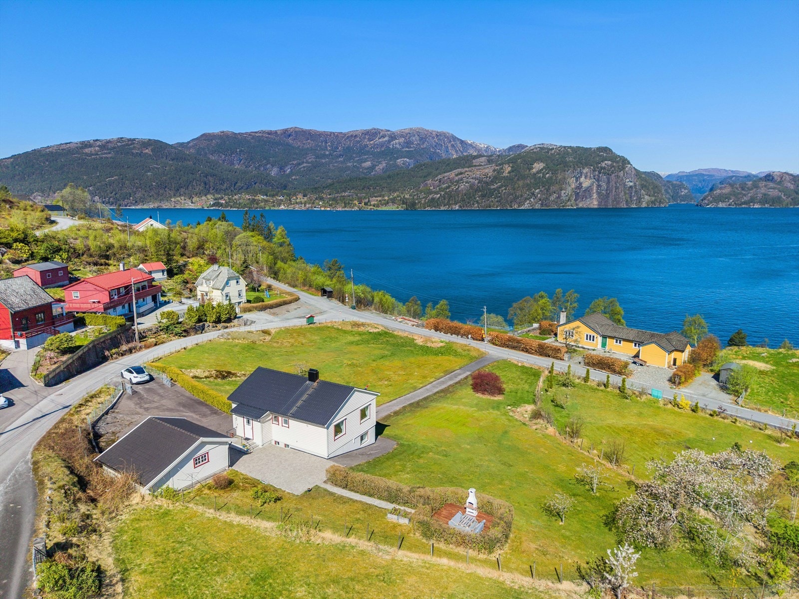 Oversikt over eiendommen og dens flotte plassering i landskapet. Galleribilde