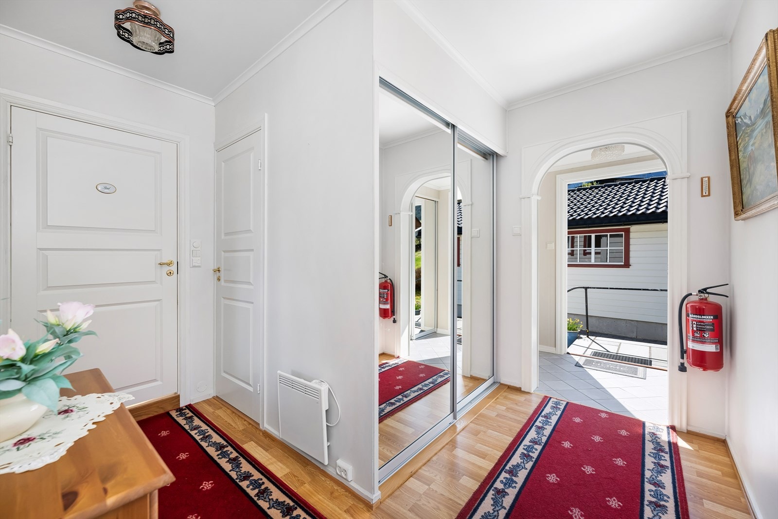 Fra gangen er det tilgang til etasjens øvrige rom. En skyvedørsgarderobe gir gode oppbevaringsmuligheter. Galleribilde