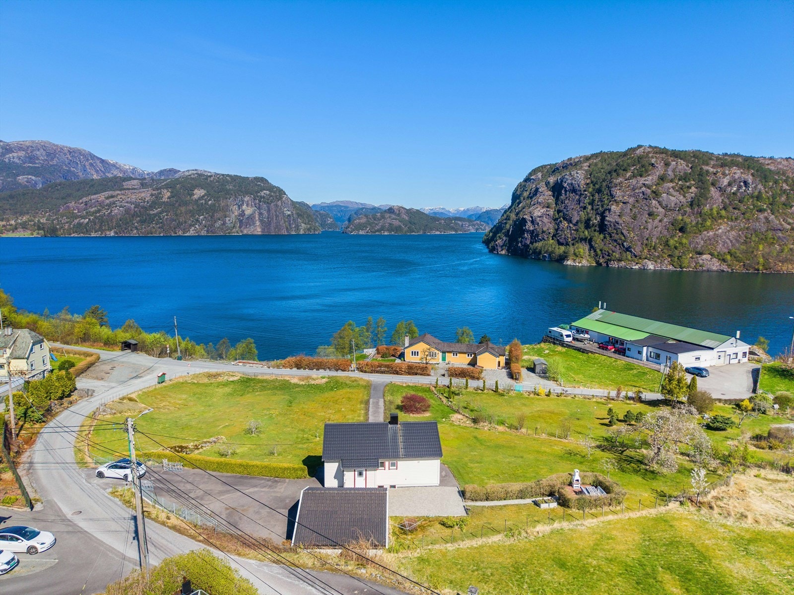 Eiendommen har en stor, opparbeidet tomt med nydelig utsikt over området og fjorden. Galleribilde